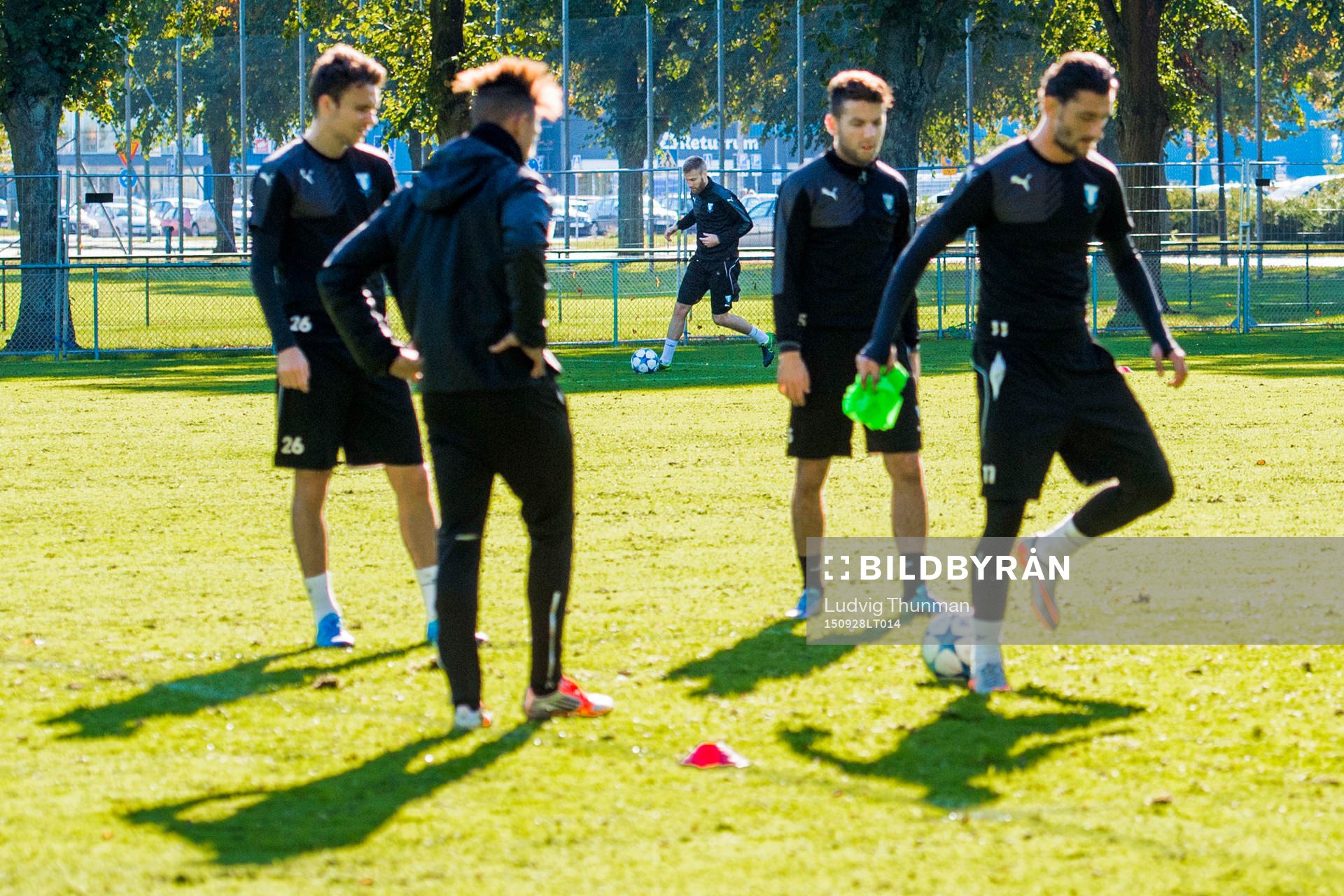 Malmös Rasmus Bengtsson joggar i bakgrunden