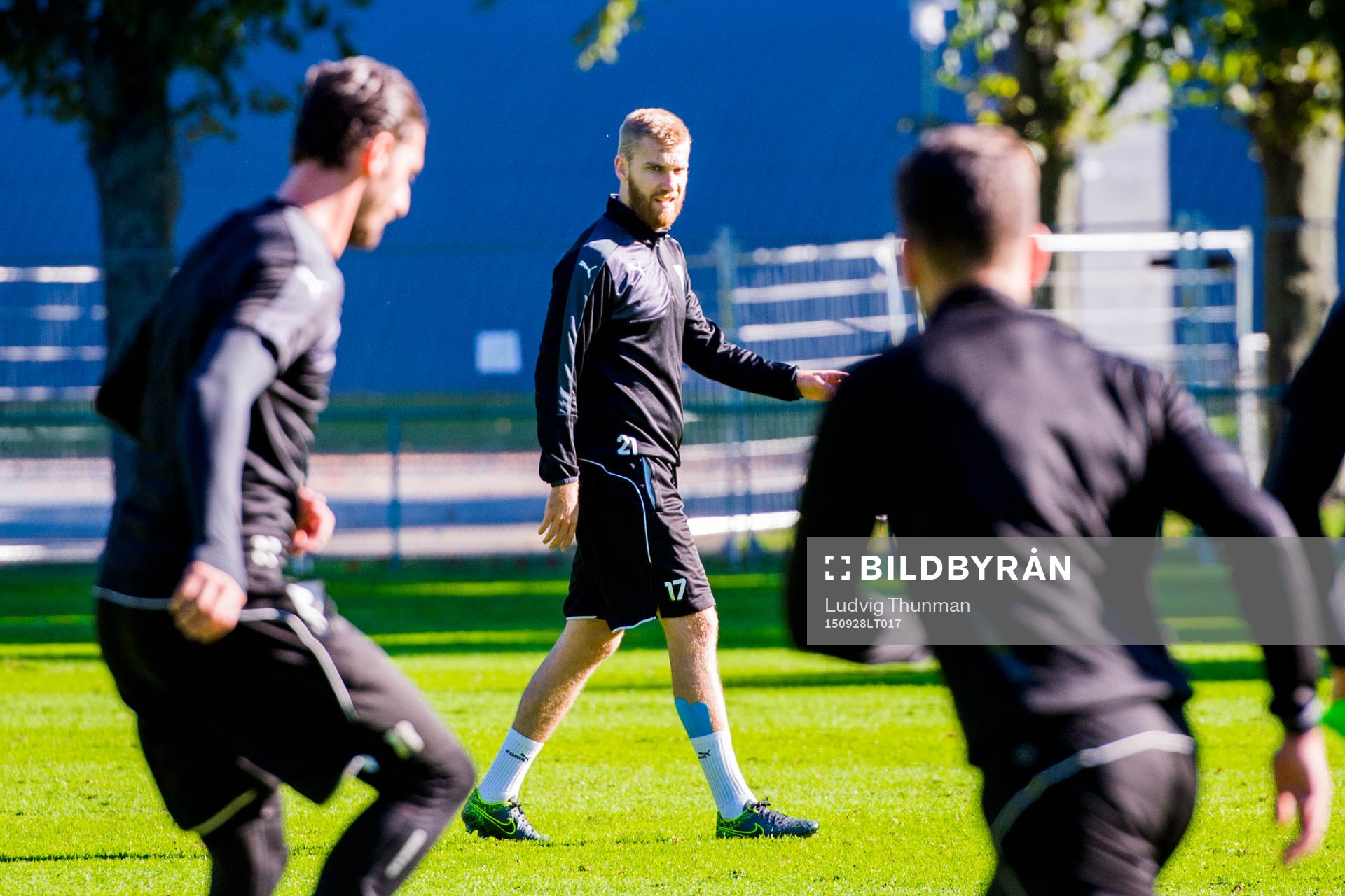 Malmös Rasmus Bengtsson joggar i bakgrunden
