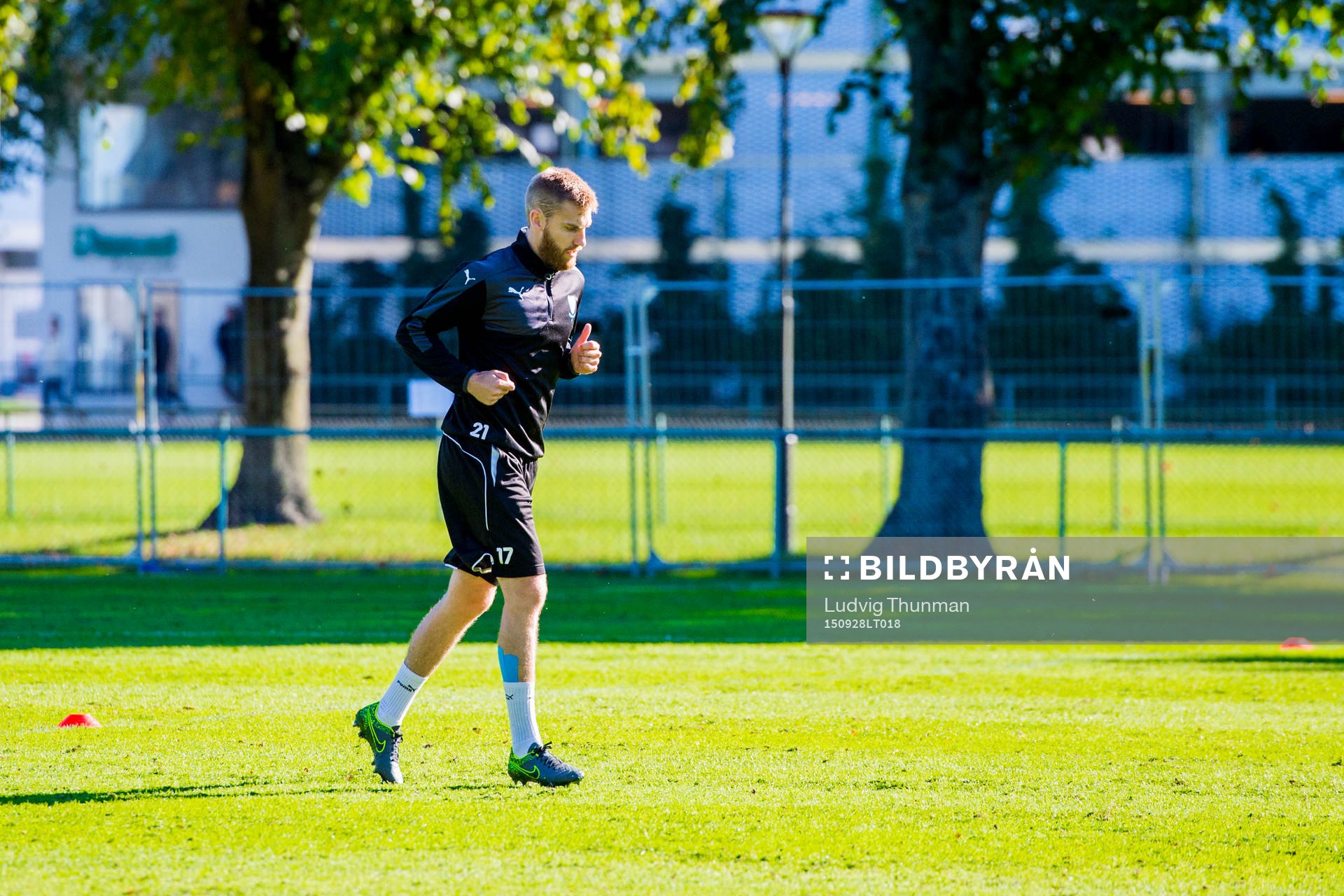 Malmös Rasmus Bengtsson joggar i bakgrunden