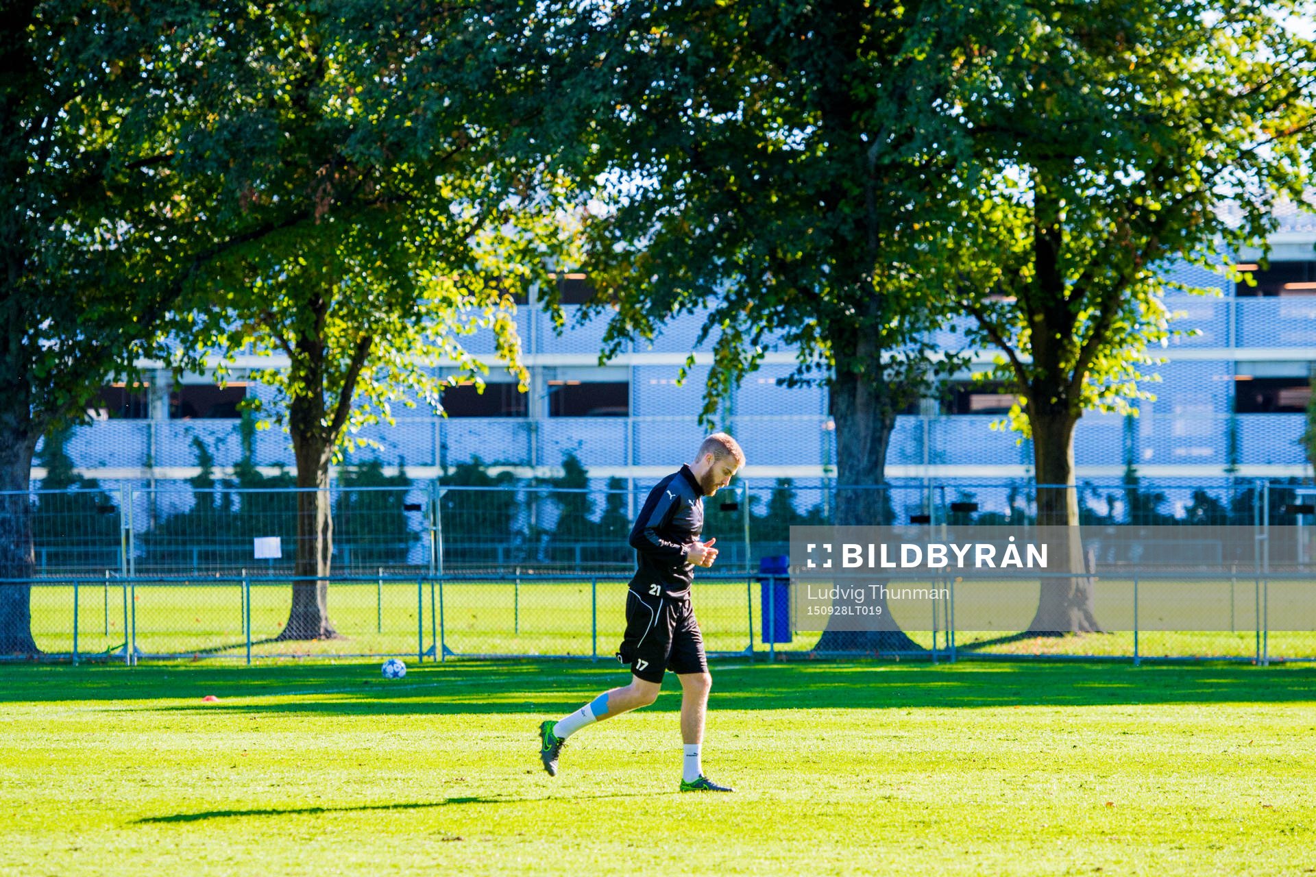 Malmös Rasmus Bengtsson joggar i bakgrunden