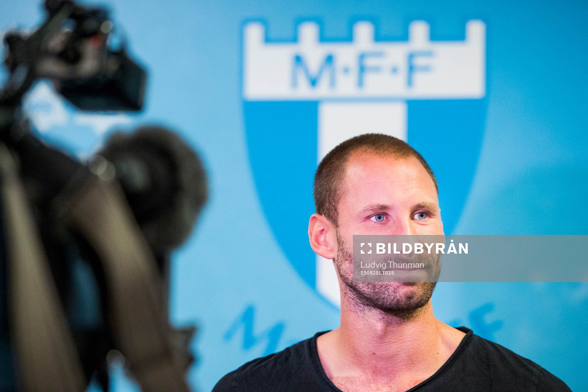 Malmös målvakt Johan Wiland intervjuas under en pressträff den 28 september 2015 i Malmö. 