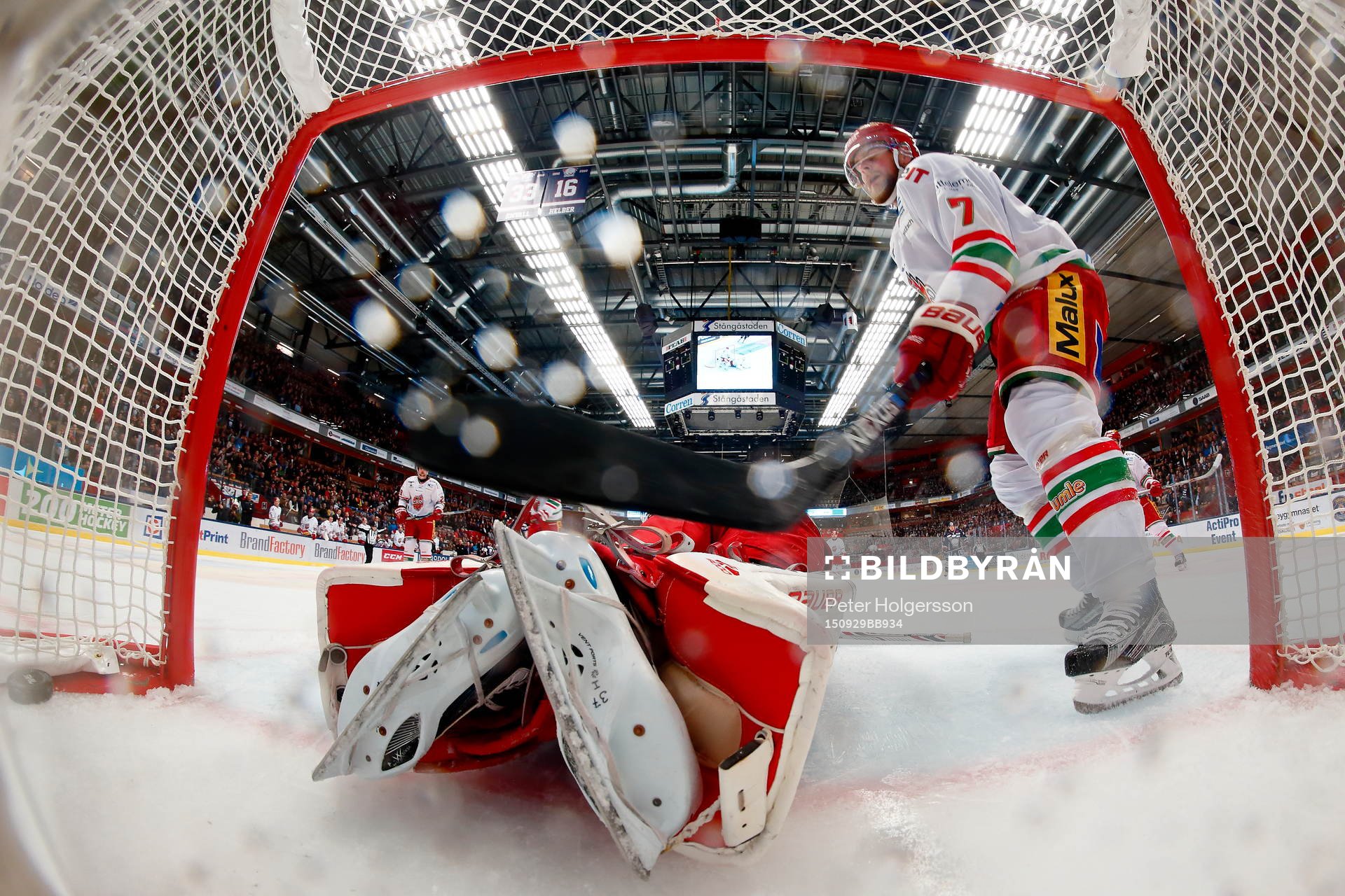 s målvakt Adam Reidebornunder ishockeymatchen i SHL mellan