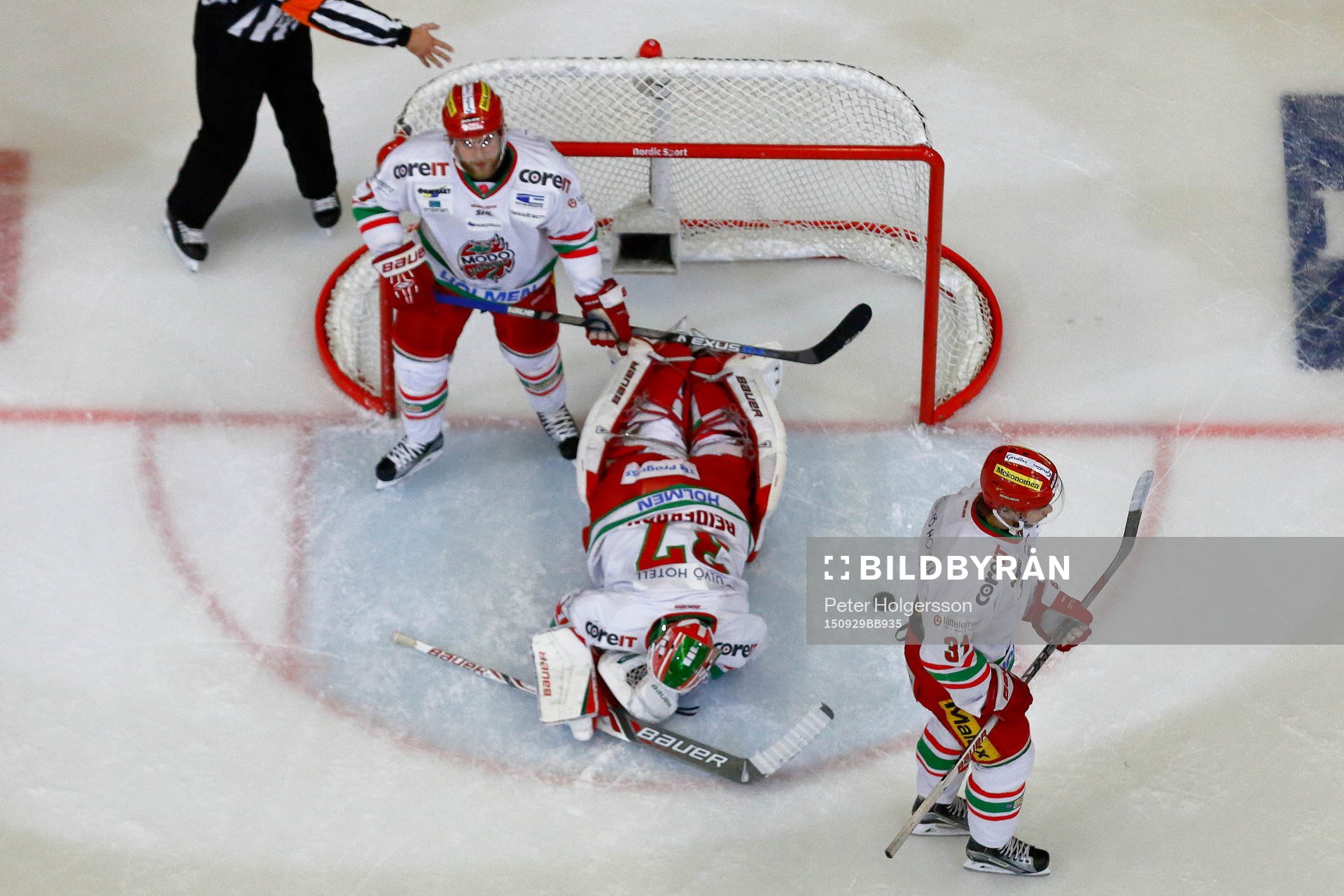 s målvakt Adam Reidebornunder ishockeymatchen i SHL mellan