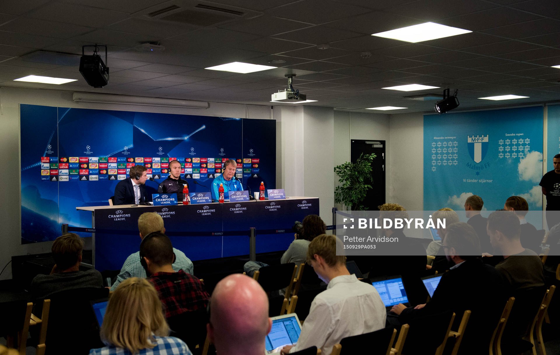 Malmös Anton Tinnerholm och tränare Åge Hareide under en presskonferens inför Champions League den 29 september 2015 i Malmö.