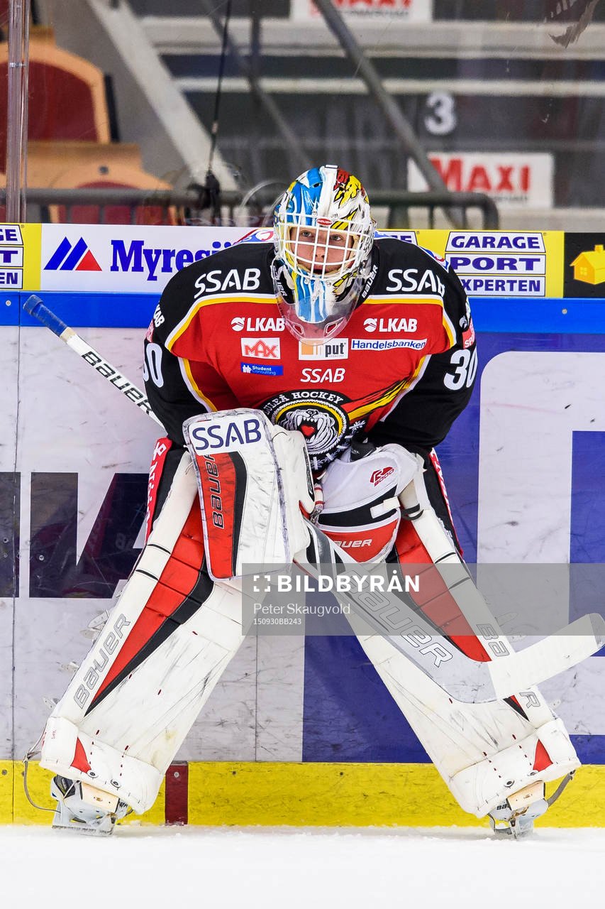 Luleås målvakt Filip Gustafsson på uppvärmningen