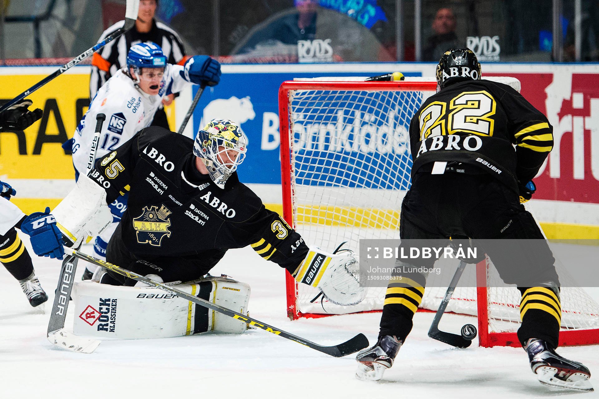 s Jonathan Léman räddar pucken på mållinjen bakom AIK:s