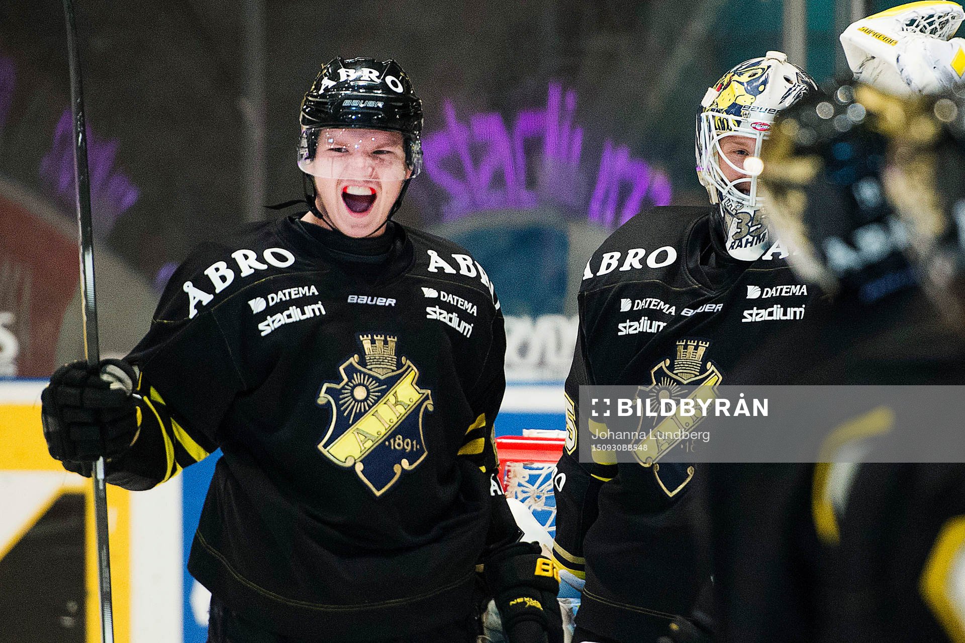 s Jonathan Léman och målvakt Robin Rahm jublar