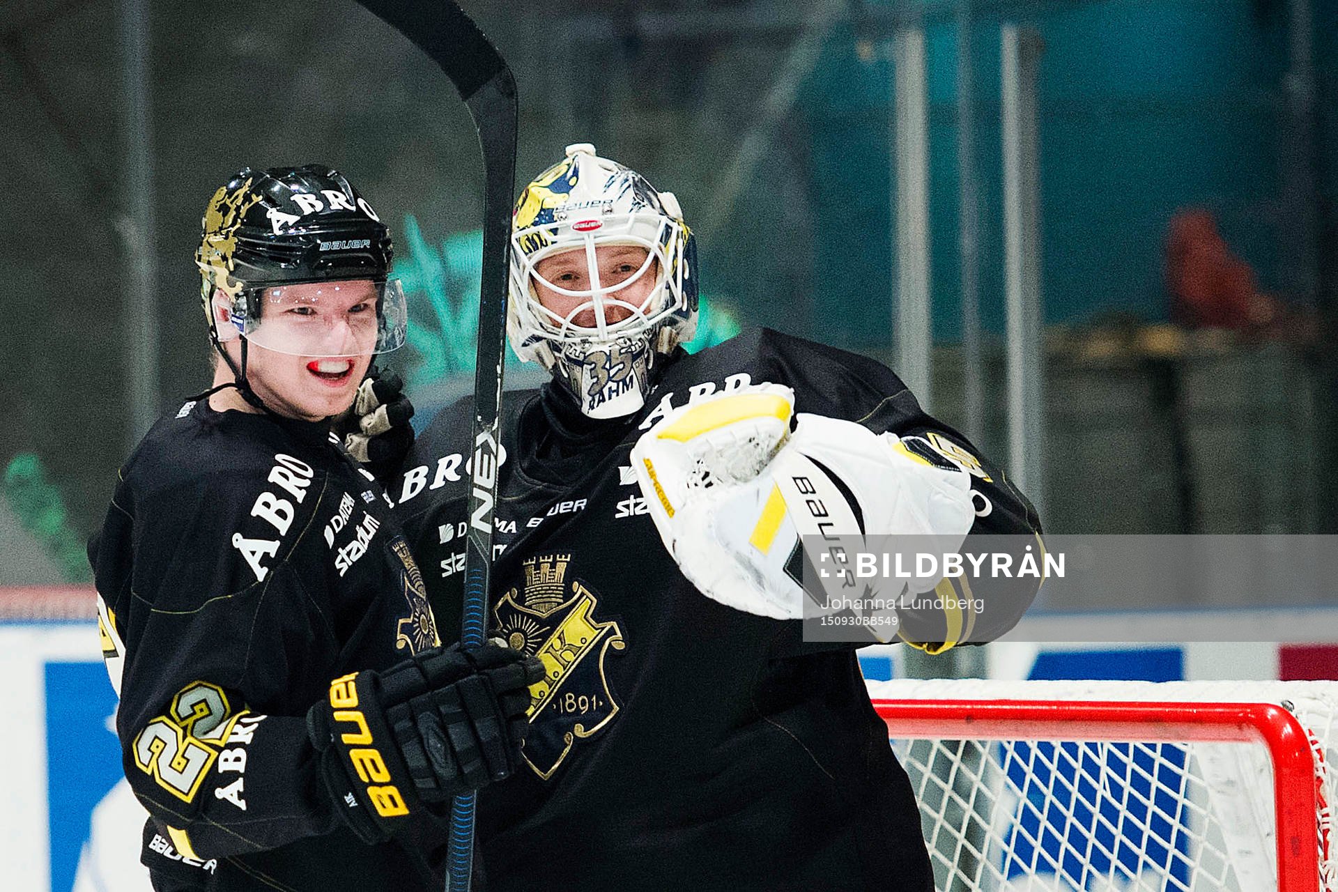 s Jonathan Léman och målvakt Robin Rahm jublar