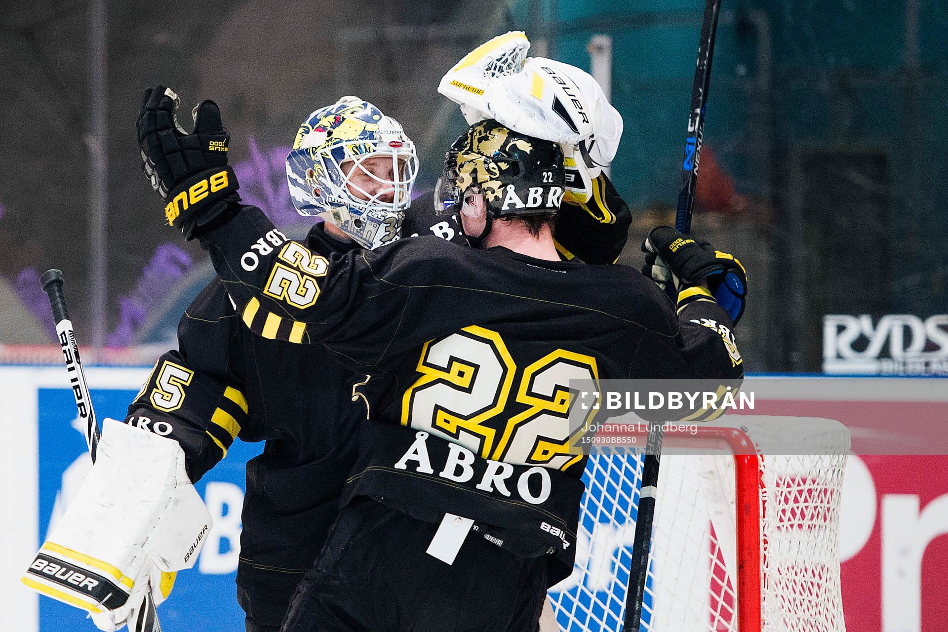 s Jonathan Léman och målvakt Robin Rahm jublar
