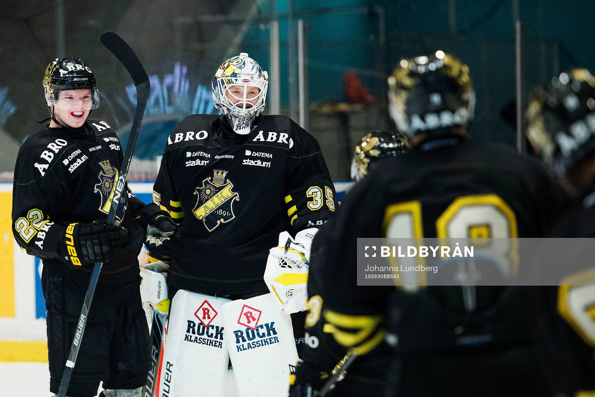 s Jonathan Léman och målvakt Robin Rahm jublar