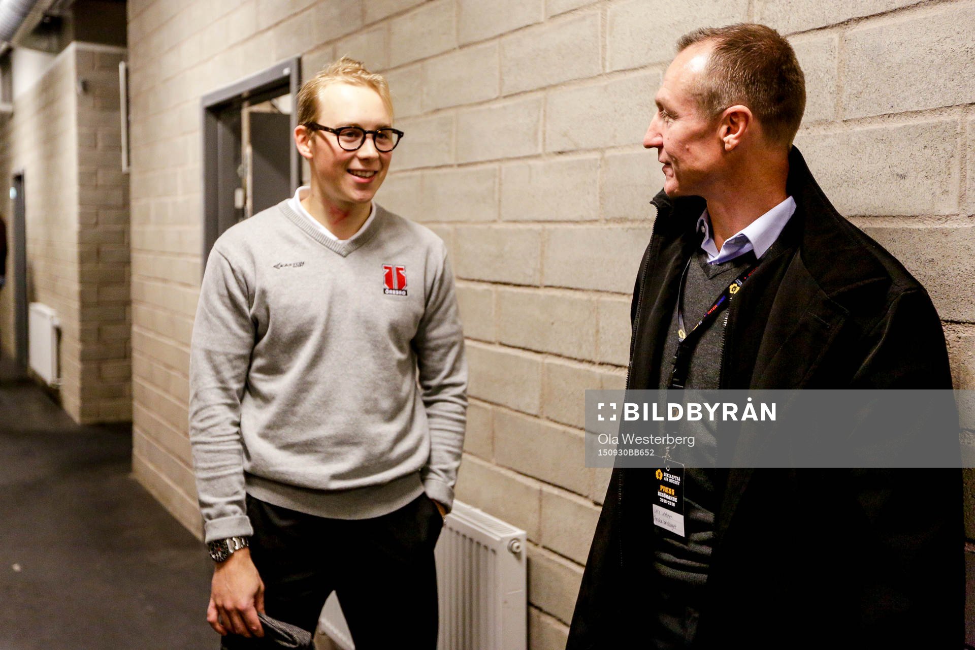 Örebros Joel Mustonen samtalar med Finlands