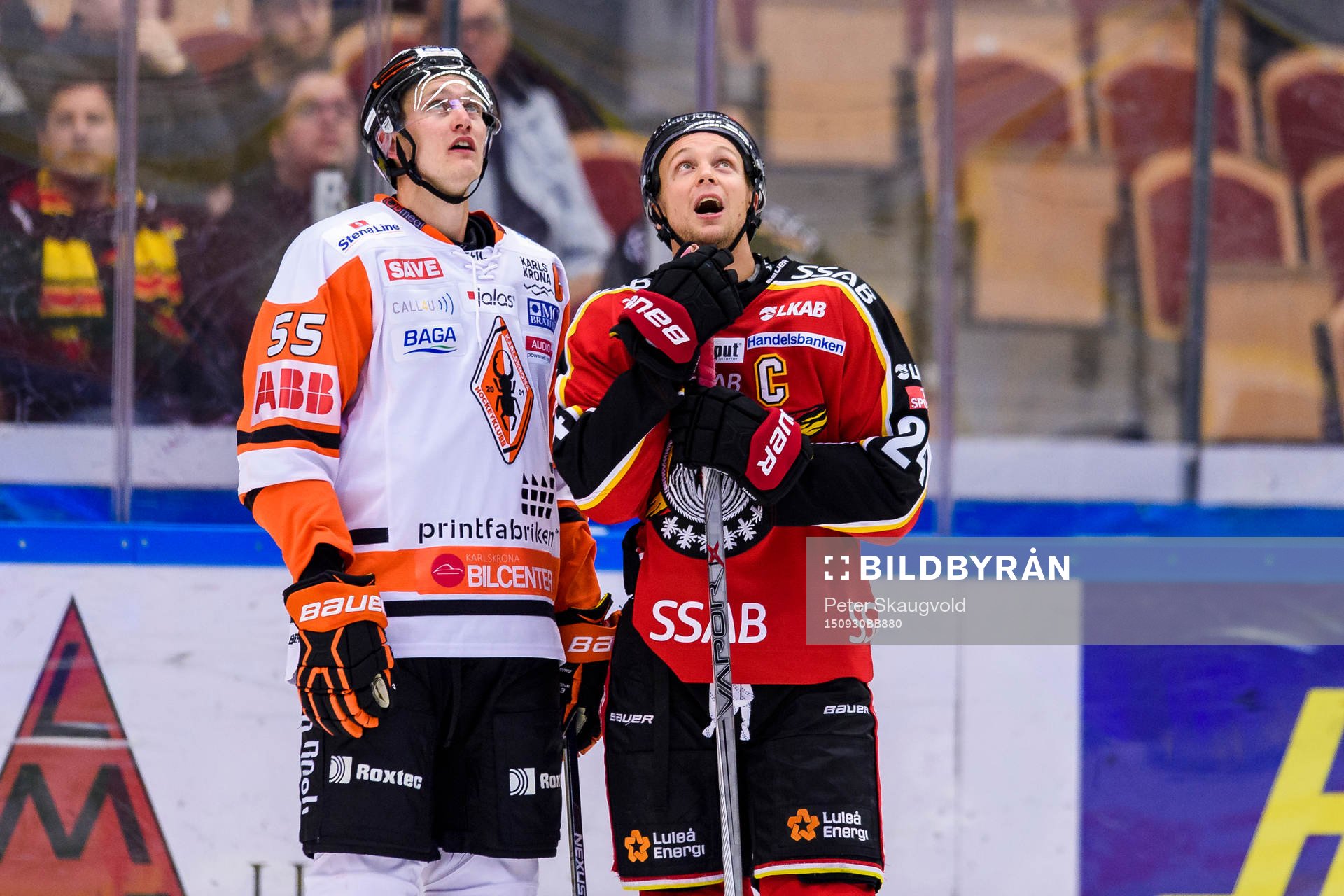 Karlskronas Tom Linder och Luleås Johan Harju tittar mot