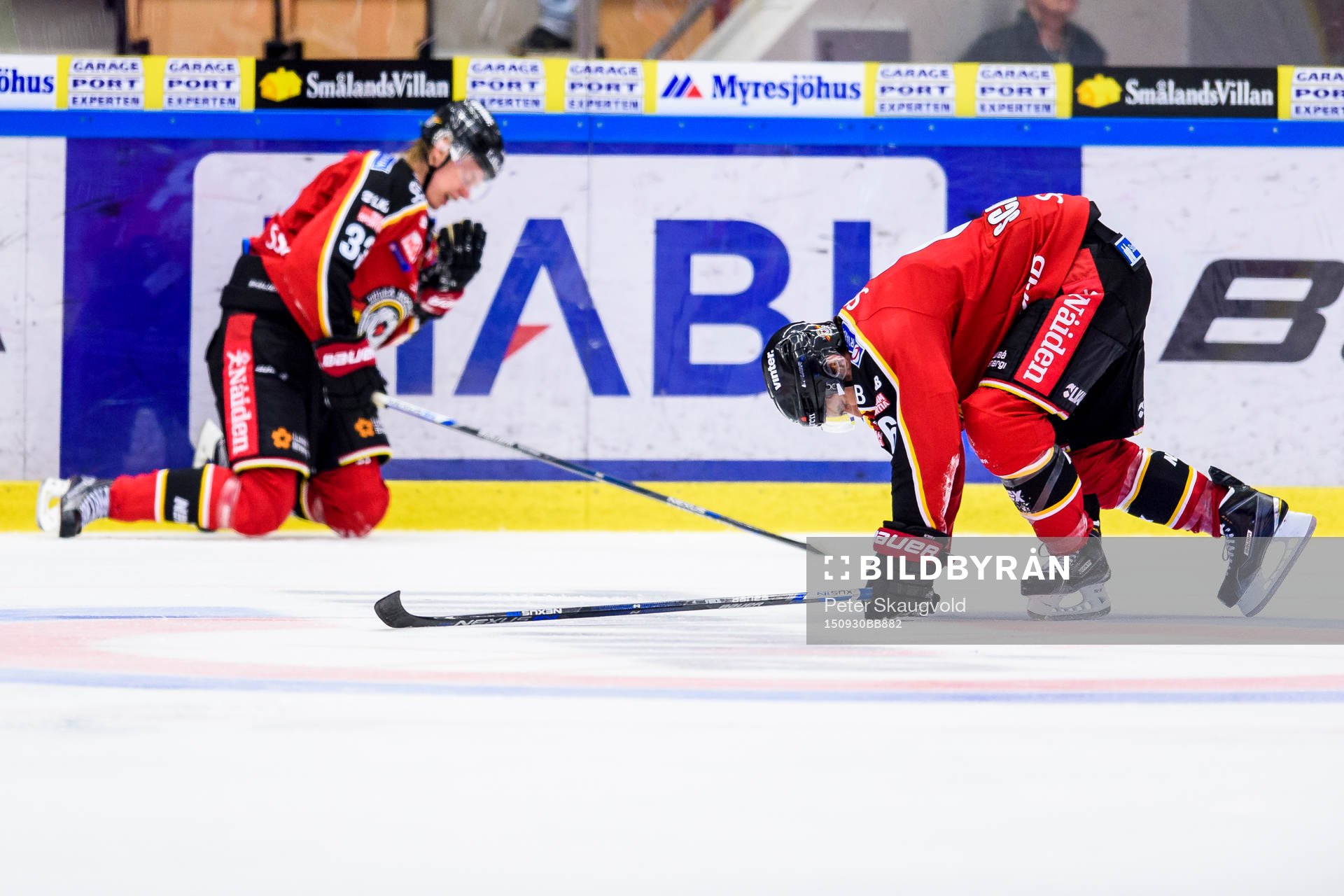 Två stycken Luleå spelare ligger på isen