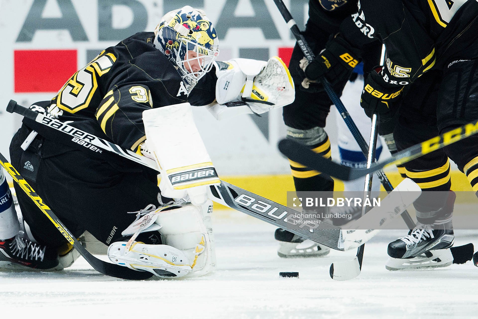 s målvakt Robin Rahm försöker få tag i pucken