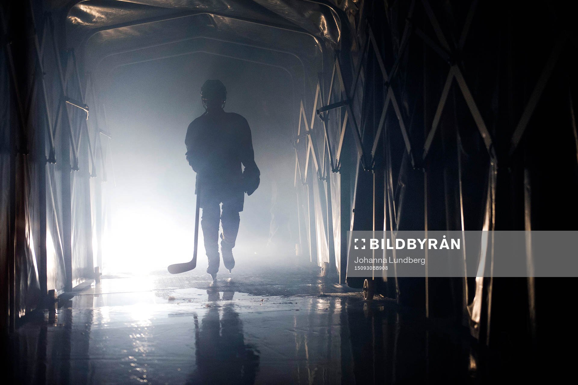 En knattespelare går i spelartunneln