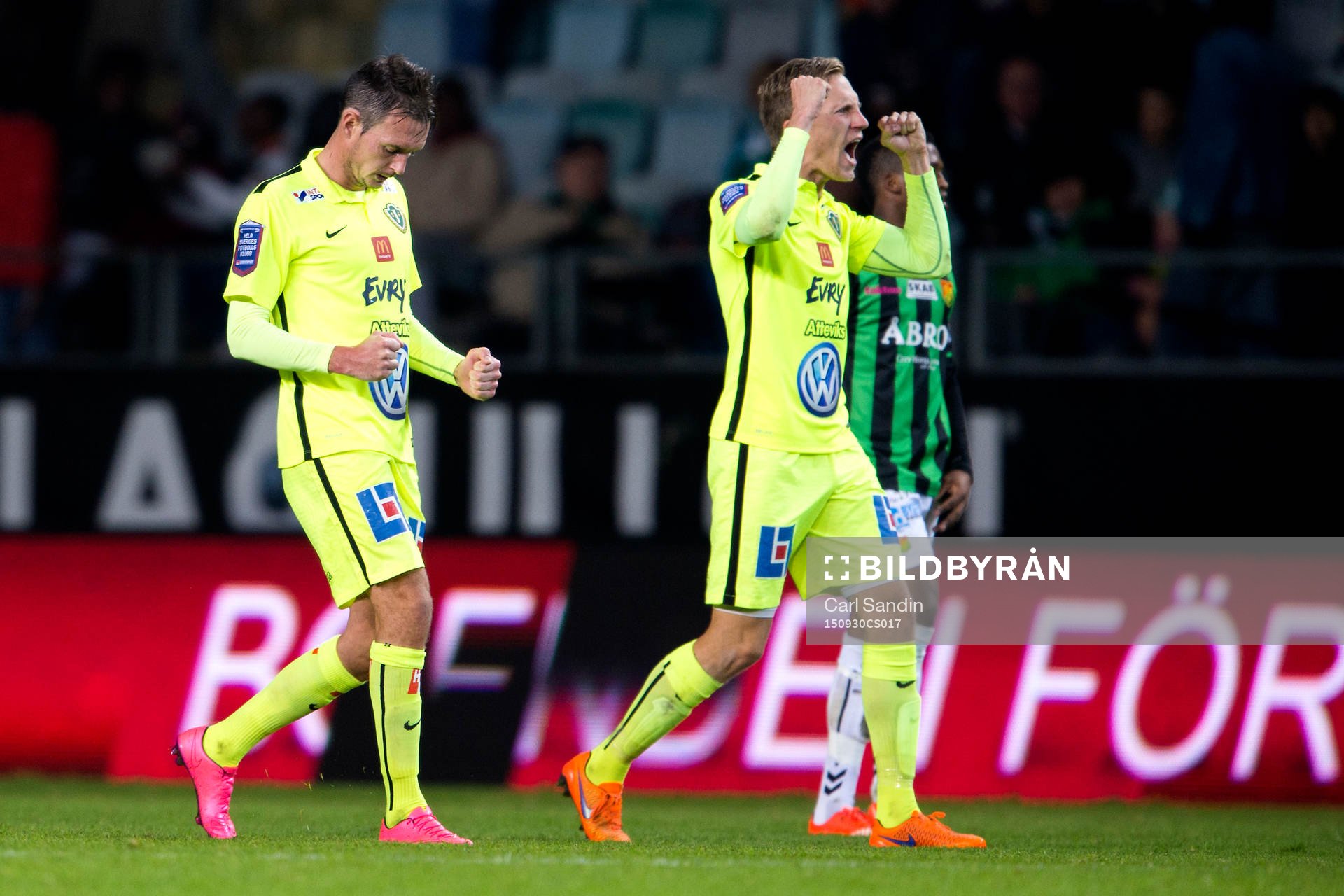 Jönköpings Daryl Smylie och Joakim Karlsson jublar efter fotbollsmatchen i Superettan mellan GAIS och Jönköping Södra den 30 september 2015 i Göteborg.