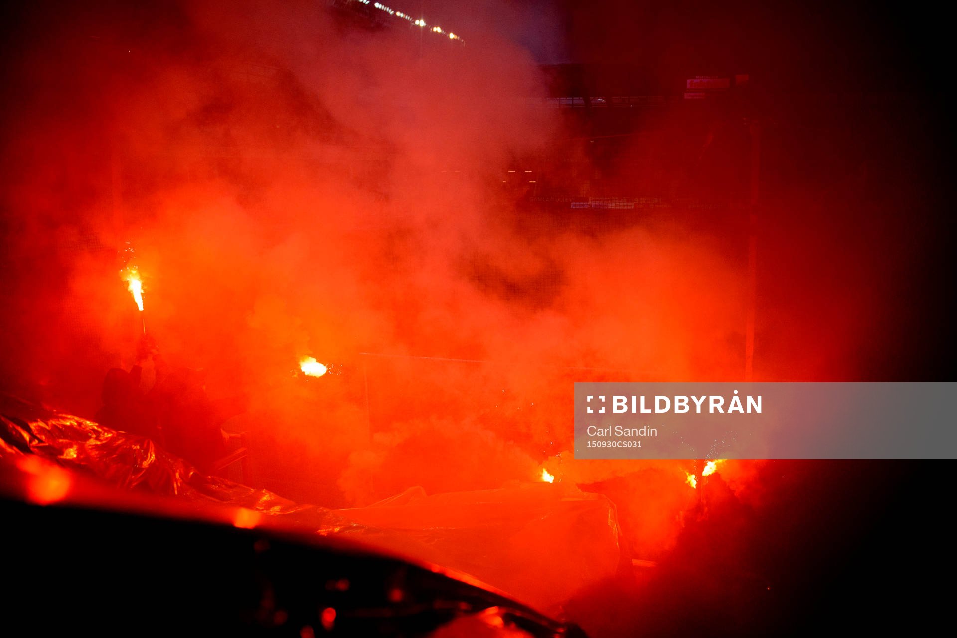 Jönköpings supportrar eldar bengaler innan