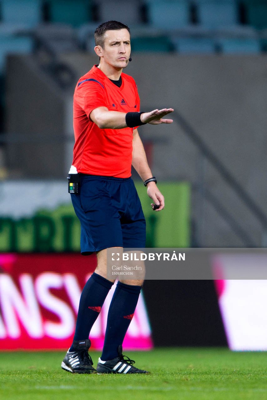 Domare Termin Cisic under fotbollsmatchen i Superettan mellan GAIS och Jönköping Södra den 30 september 2015 i Göteborg.