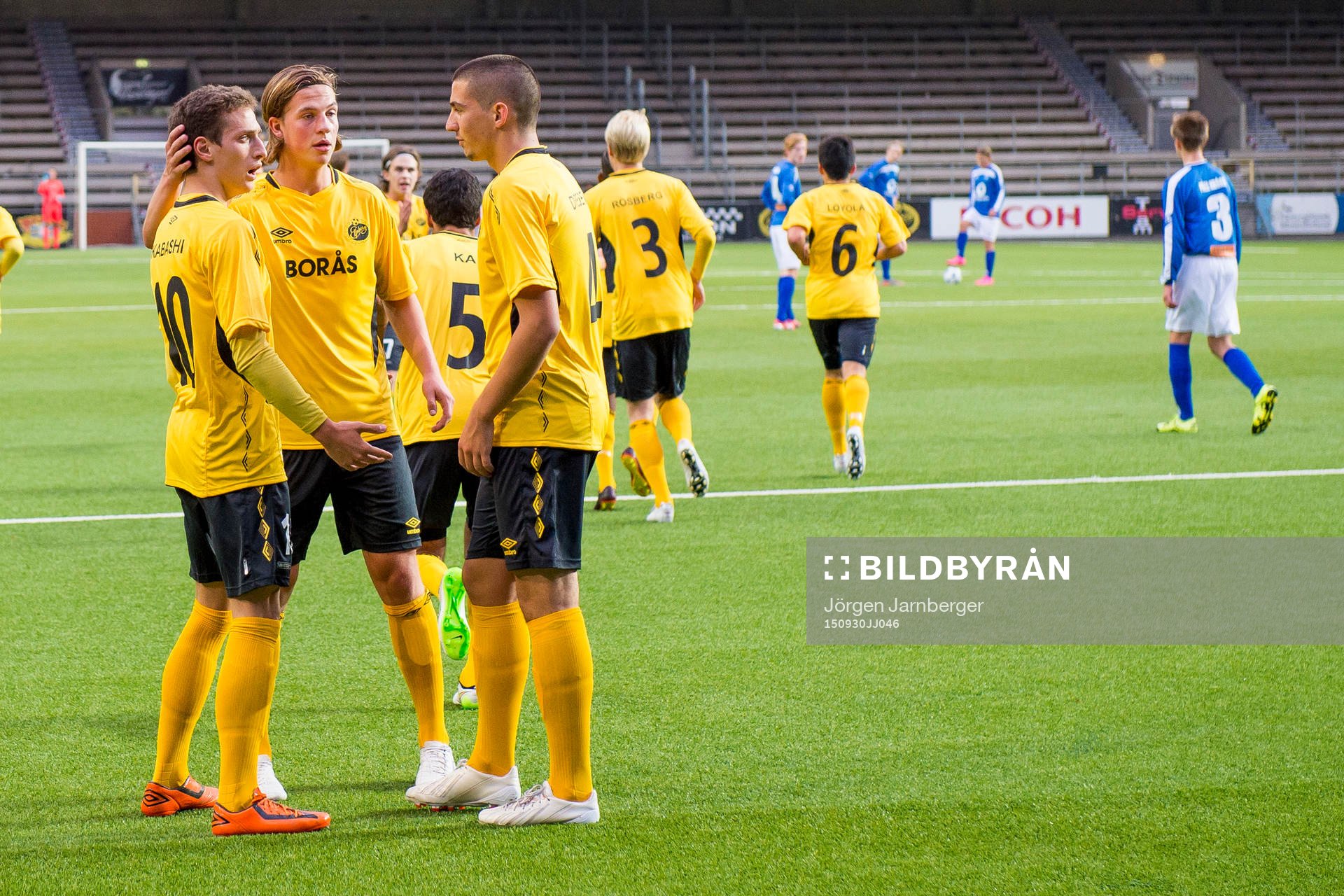 Elfsborgs Arian Kabashi klappas om av Simon Olsson och
