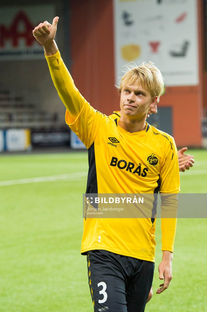Elfsborgs Philip Rosberg gör tummen upp mot publiken