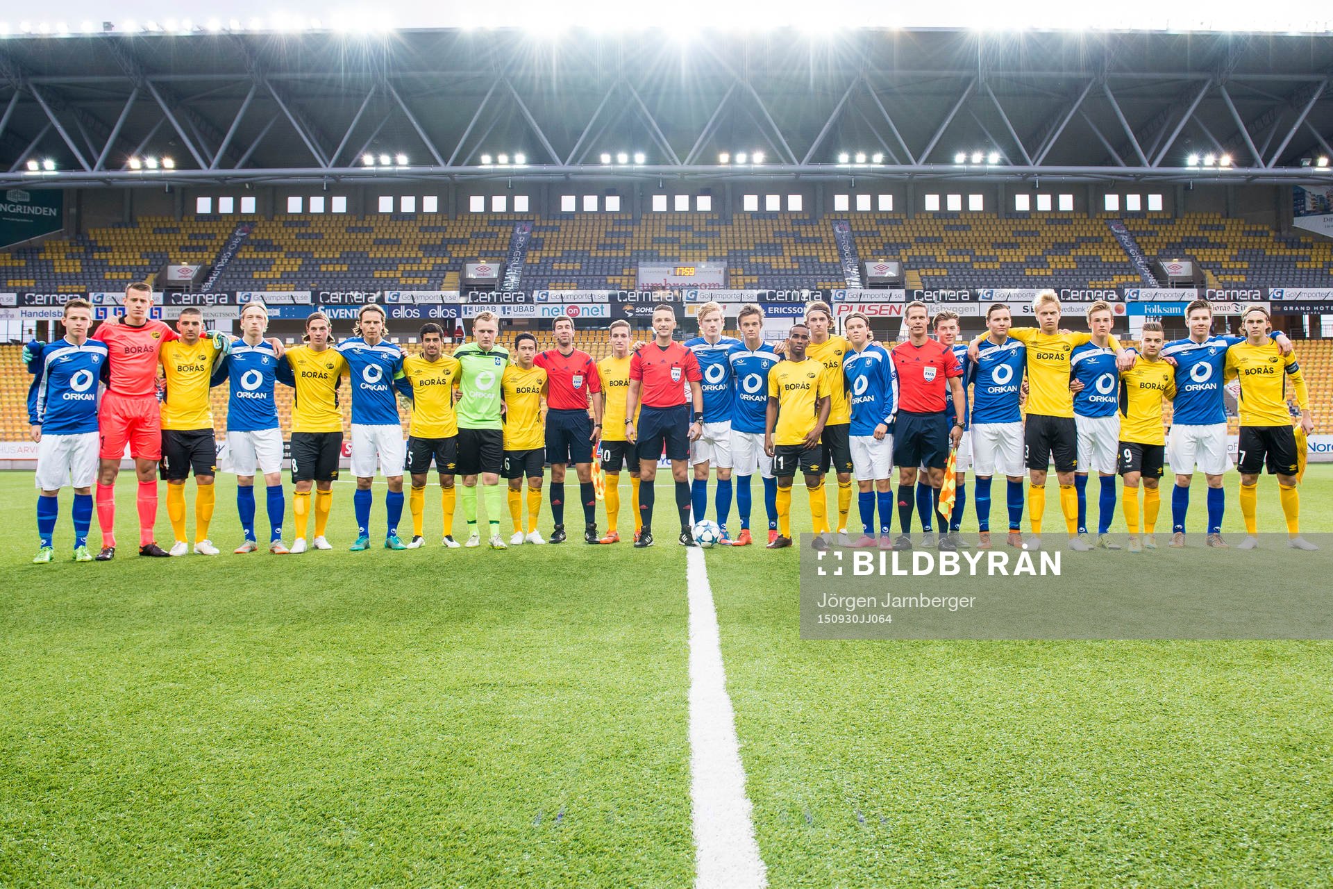 Domare och samtliga spelare i gemensam gruppbild innan en