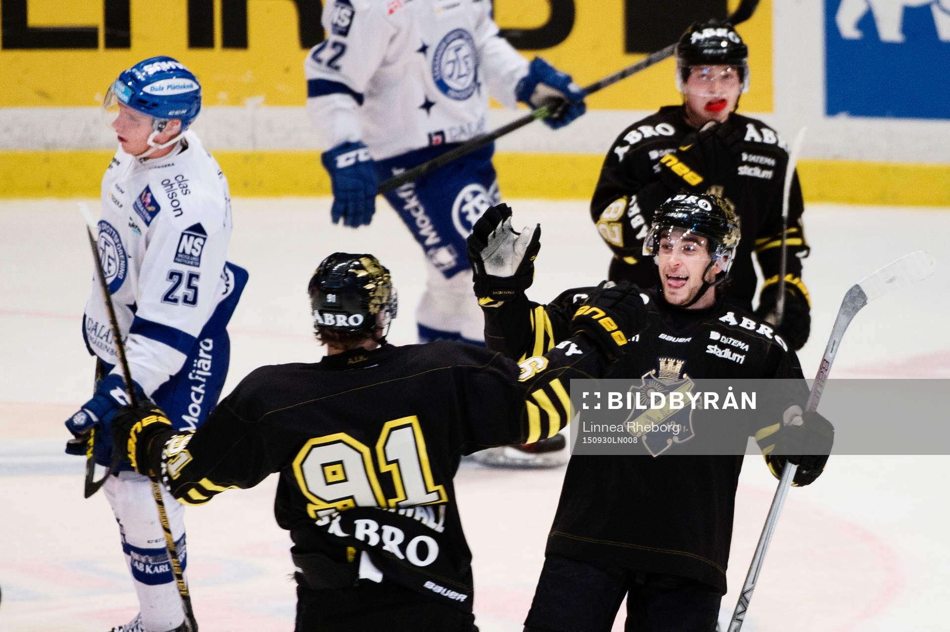 s Jonathan Andersson och Malte Strömwall jublar