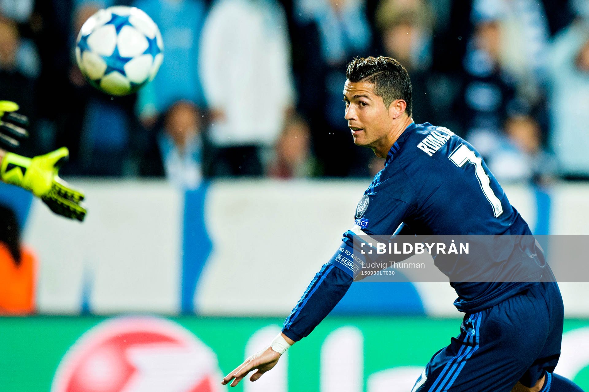 Real Madrids Cristiano Ronaldo kommer fri mot målvakt