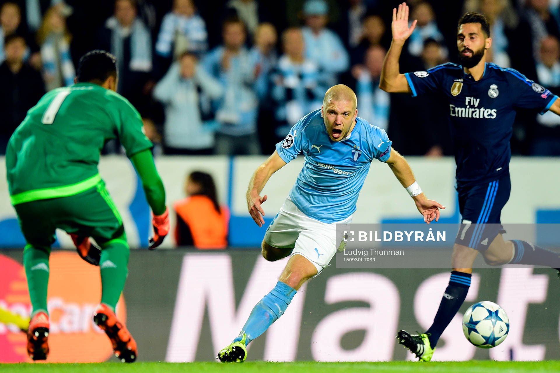 Malmö FFs Anton Tinnerholmkommer fri mot Real Madrids