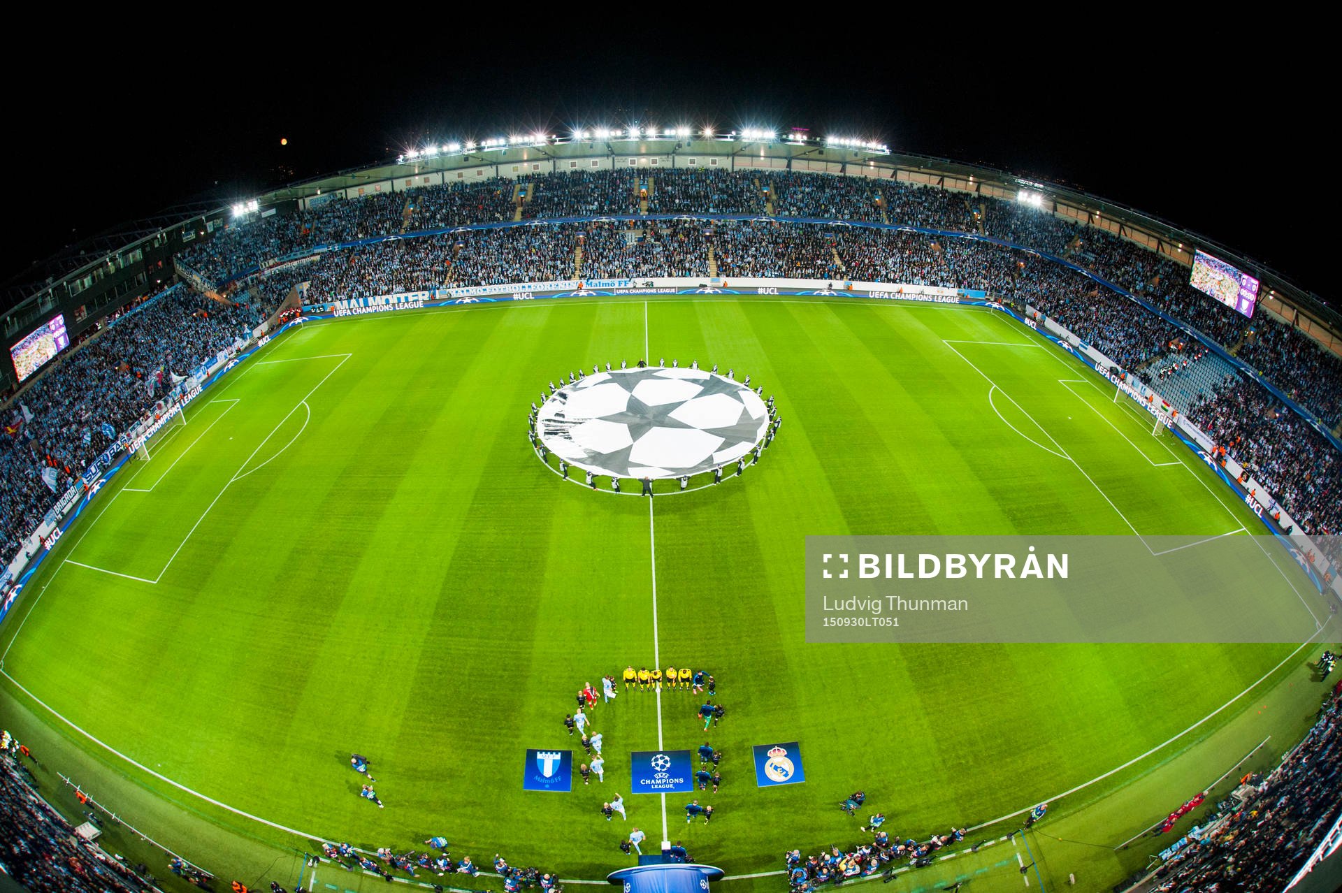 Översiktsbild över Swedbank Stadion när lagen kommer ut