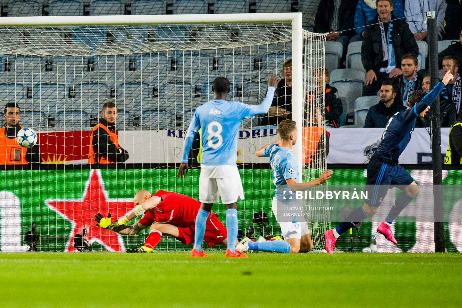 Real Madrids Cristiano Ronaldo (th) gör 0-2 bakom Malmö