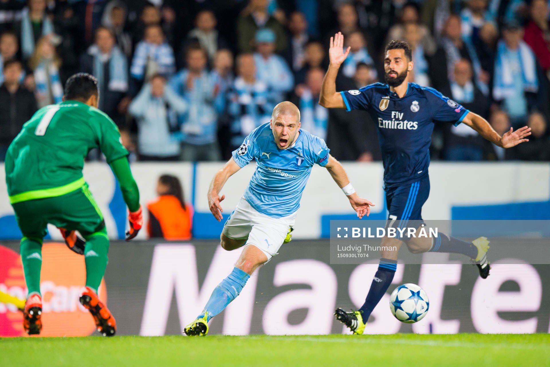 Malmö FFs Anton Tinnerholm jagas av Real Madrids Alvaro