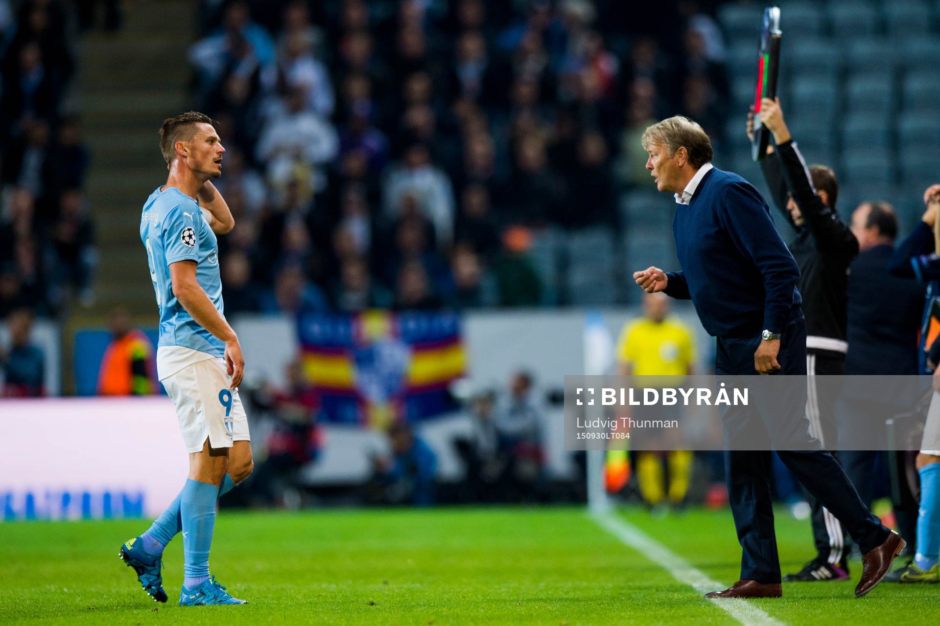 Malmö FFs tränare Åge Hareide i dialog med Markus