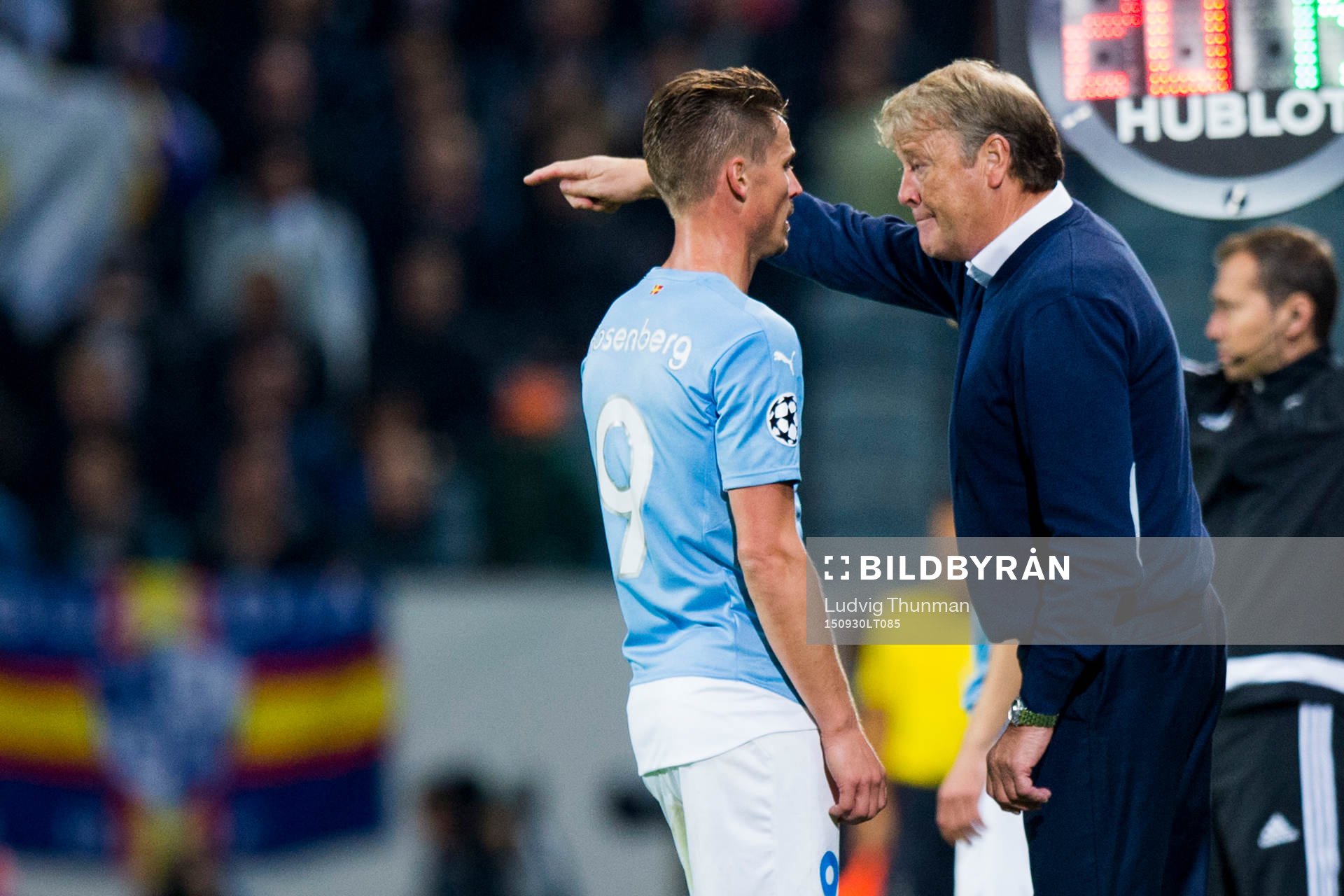 Malmö FFs tränare Åge Hareide i dialog med Markus
