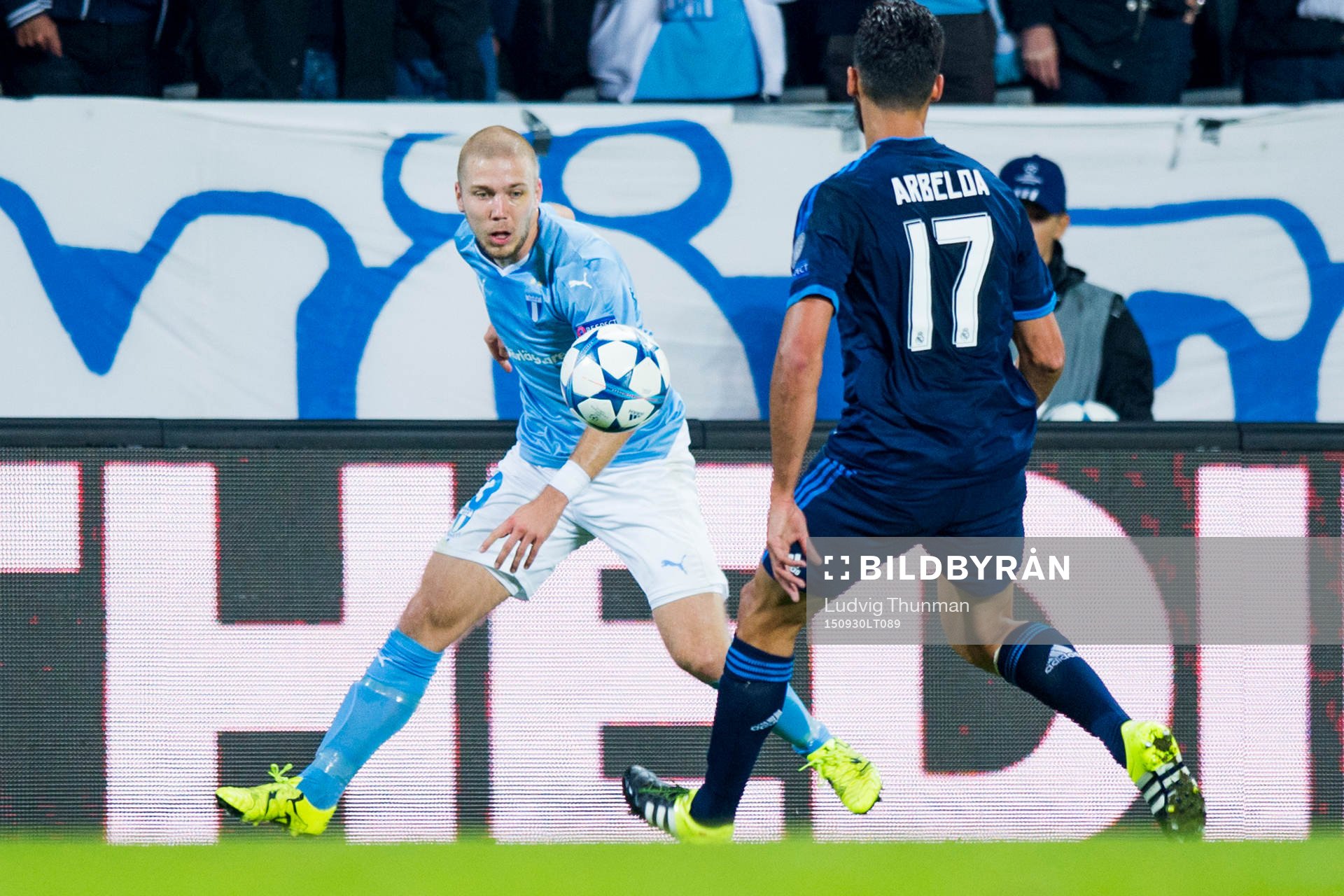 Malmö FFs Anton Tinnerholm bevakas av Real Madrids Alvaro