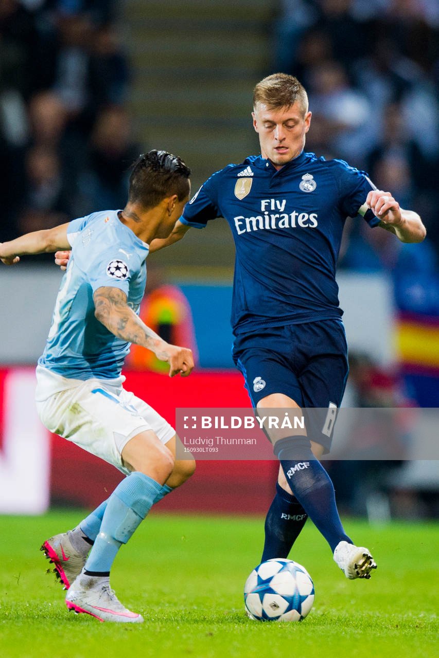 Real Madrids Toni Kroos bevakas av Malmö FFs Victor