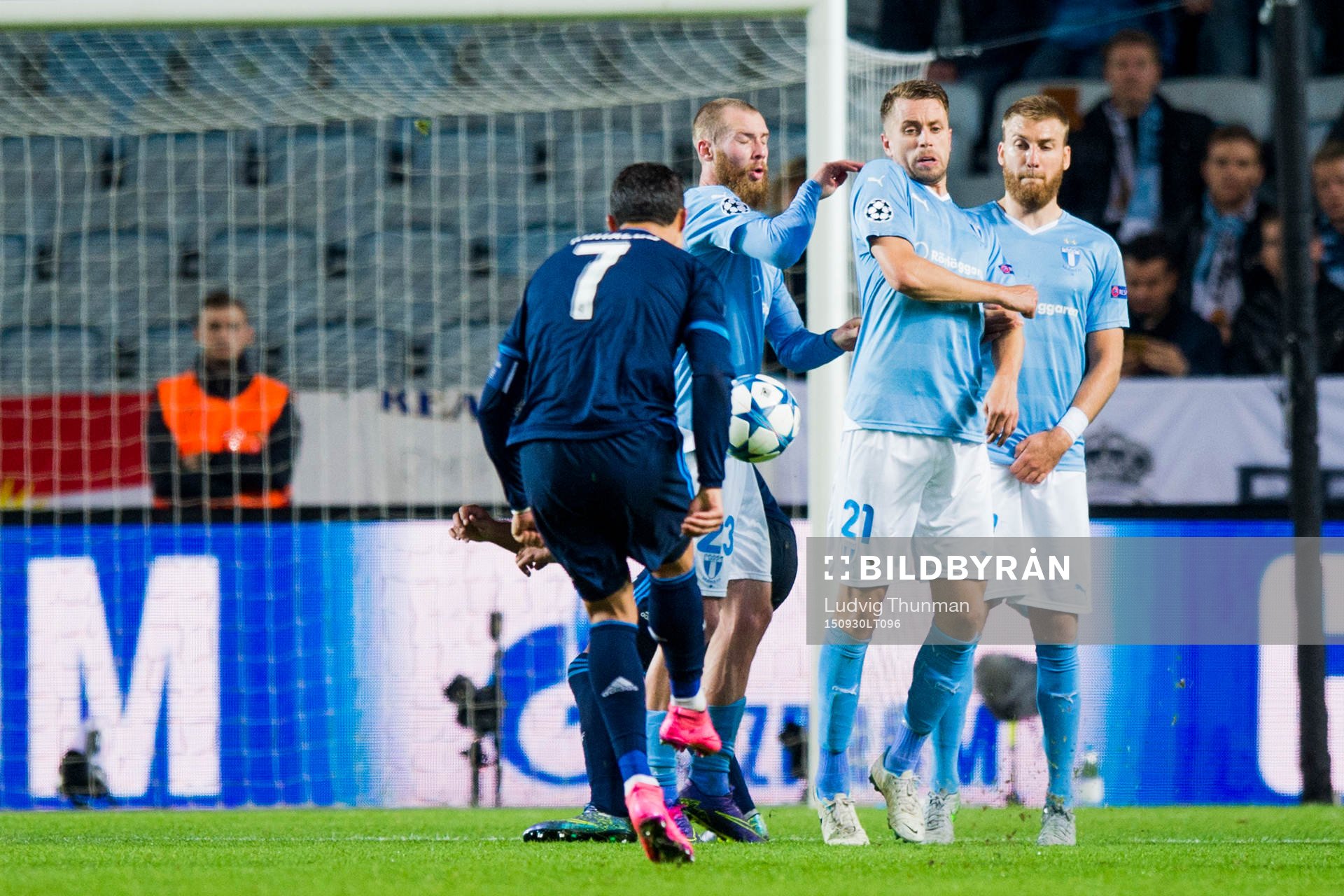 Real Madrids Cristiano Ronaldo lägger en frispark mot