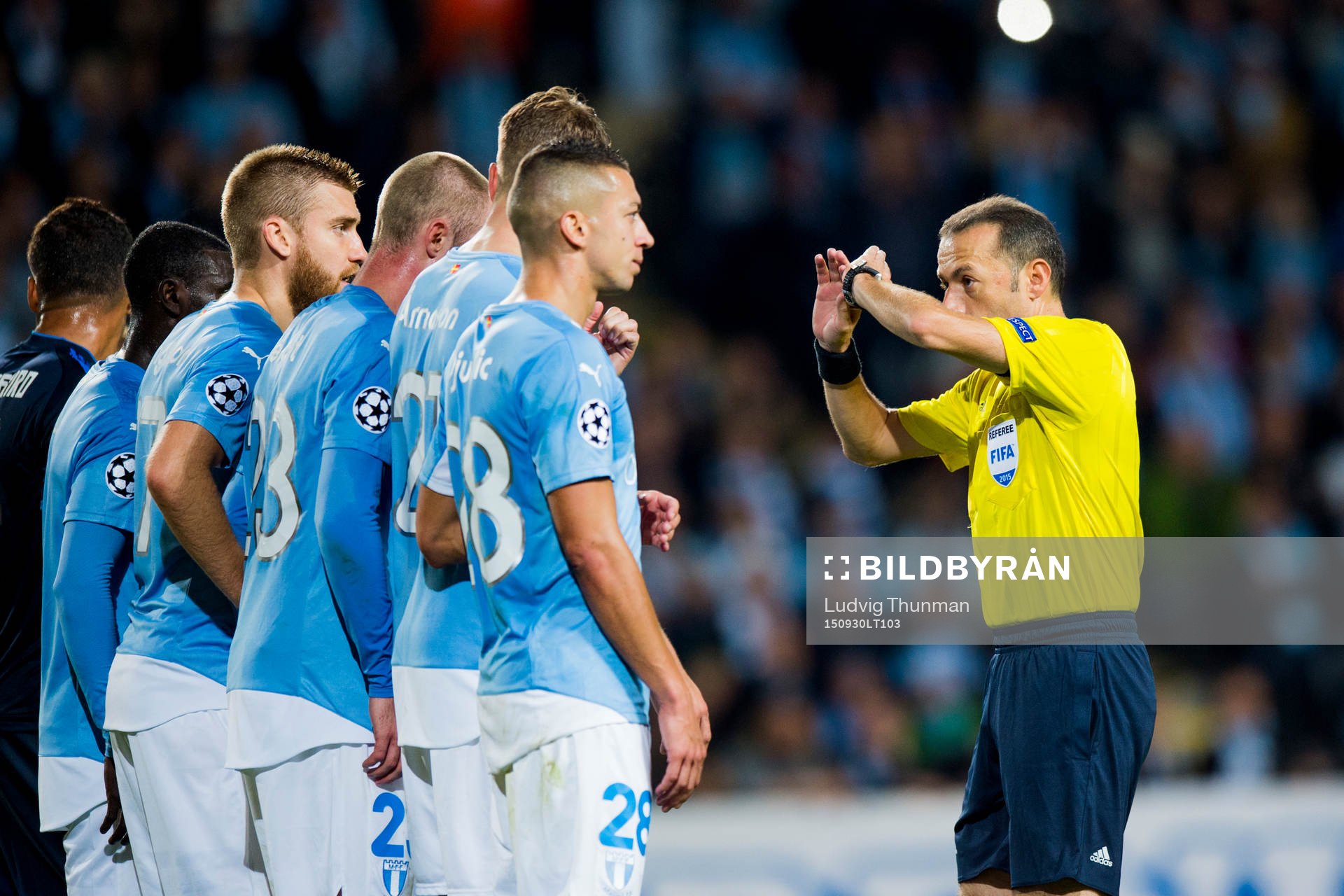 Domaren Cüneyt Çakir instruerar Malmö FFs försvar