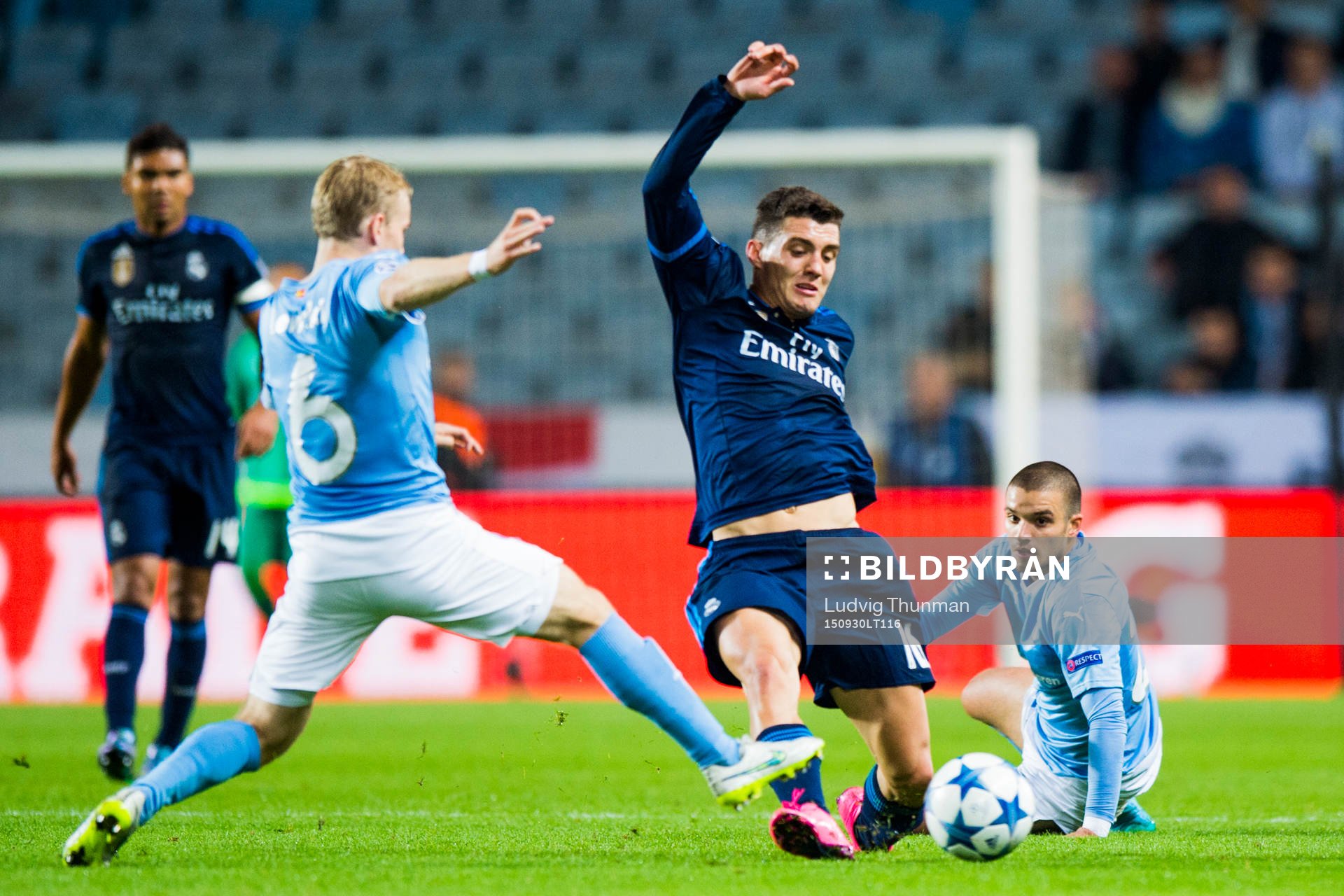 Malmö FFs Oscar Lewicki och Vladimir Rodic jagar Real