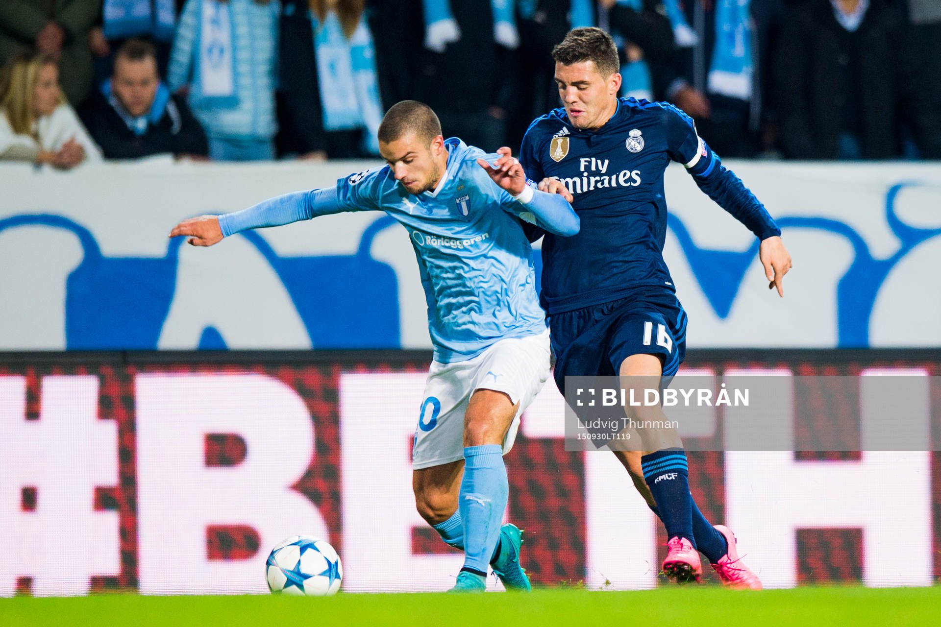 Malmö FFs Vladimir Rodic jagas av Real Madrids Mateo Kovacic under fotbollsmatchen i Champions League mellan Malmö FF och Real Madrid den 30 september 2015 i Malmö.