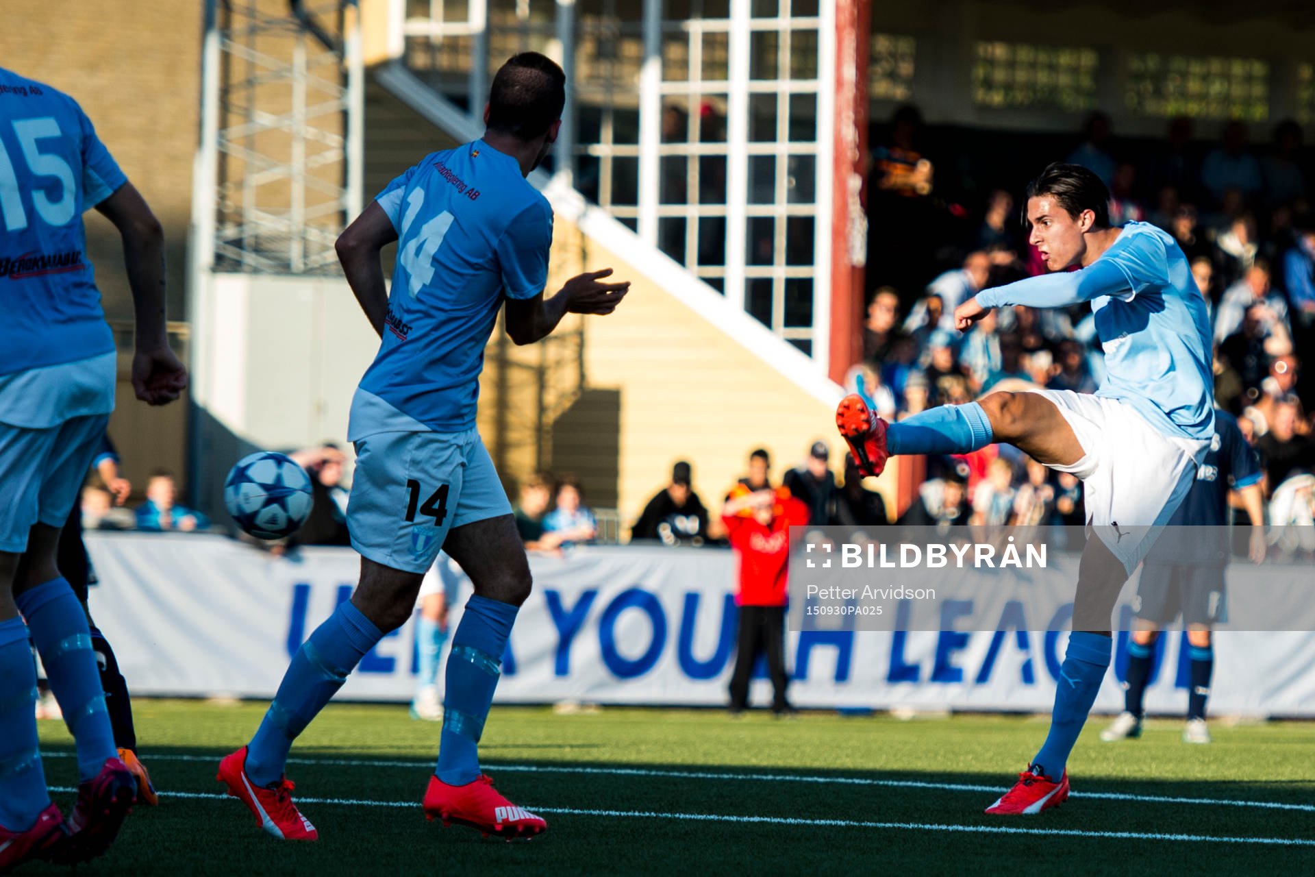 Malmö FFs Isak Redzic skjuter in matchens enda mål 1-0