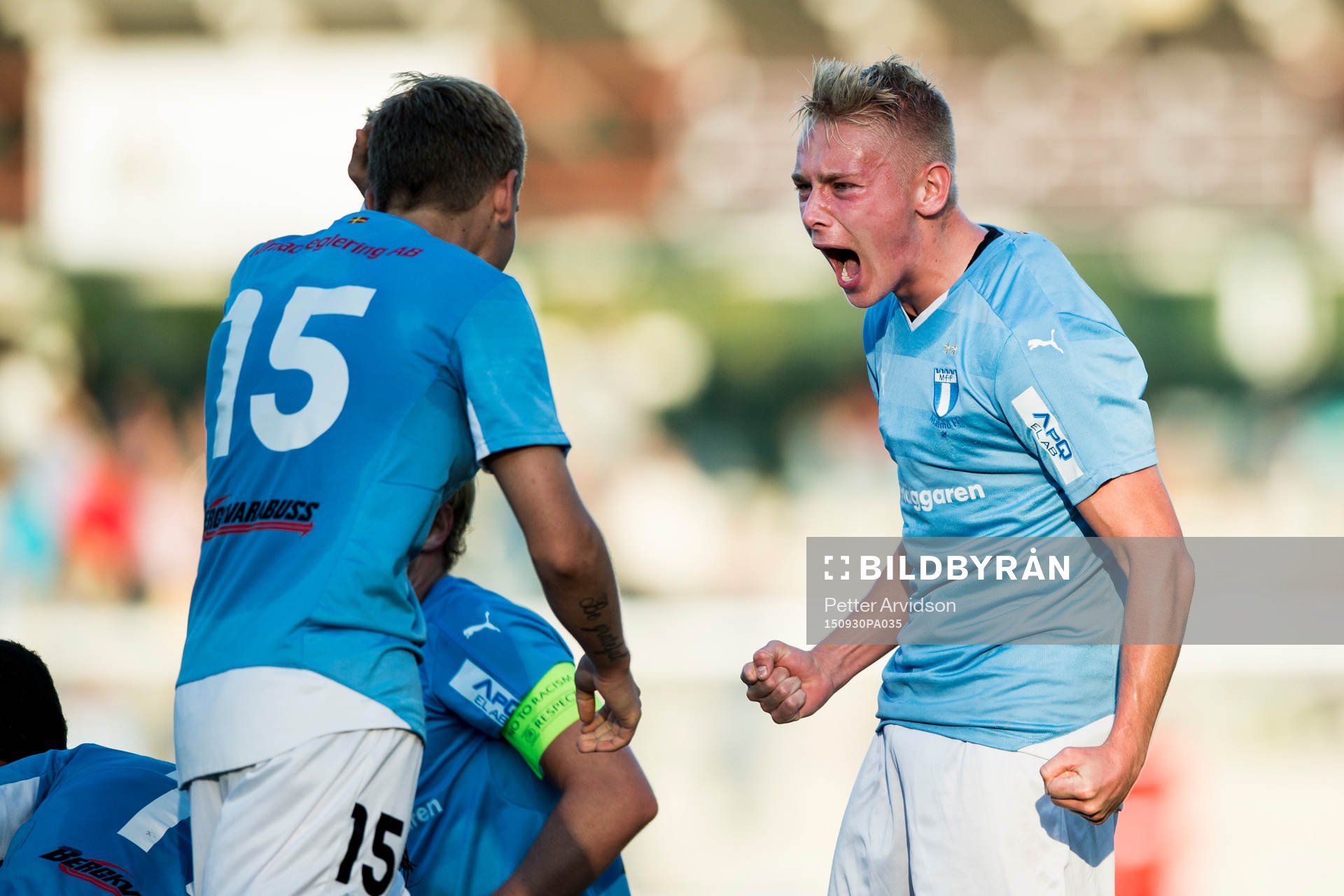 Malmö FFs Truls Verngren (tv) och Johan Brannefalk (th) jublar under fotbollsmatchen i UEFA Youth League mellan Malmö FF och Real Madrid den 30 september 2015 i Malmö.