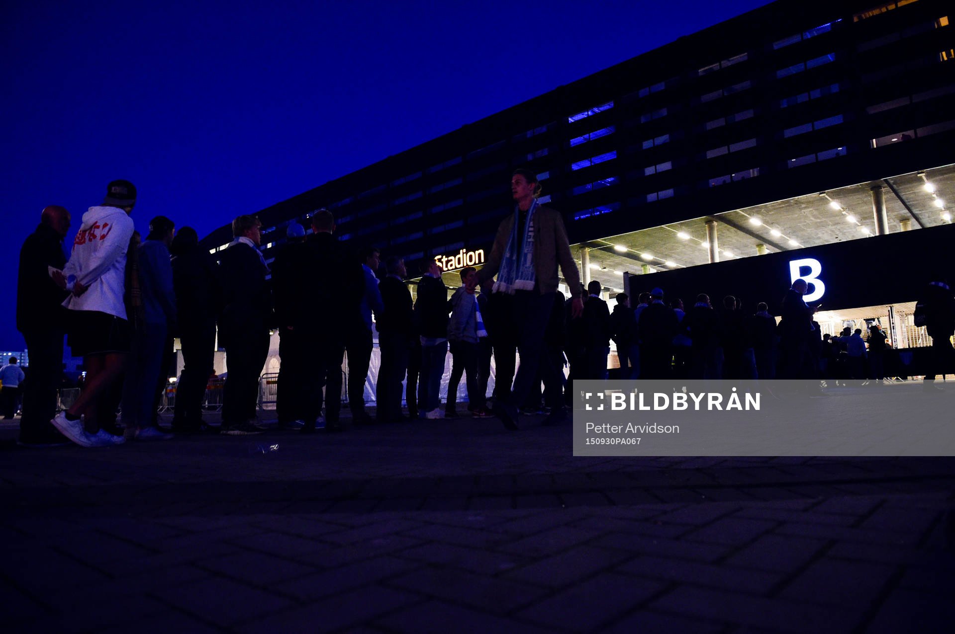 Långa köer utanför arenan