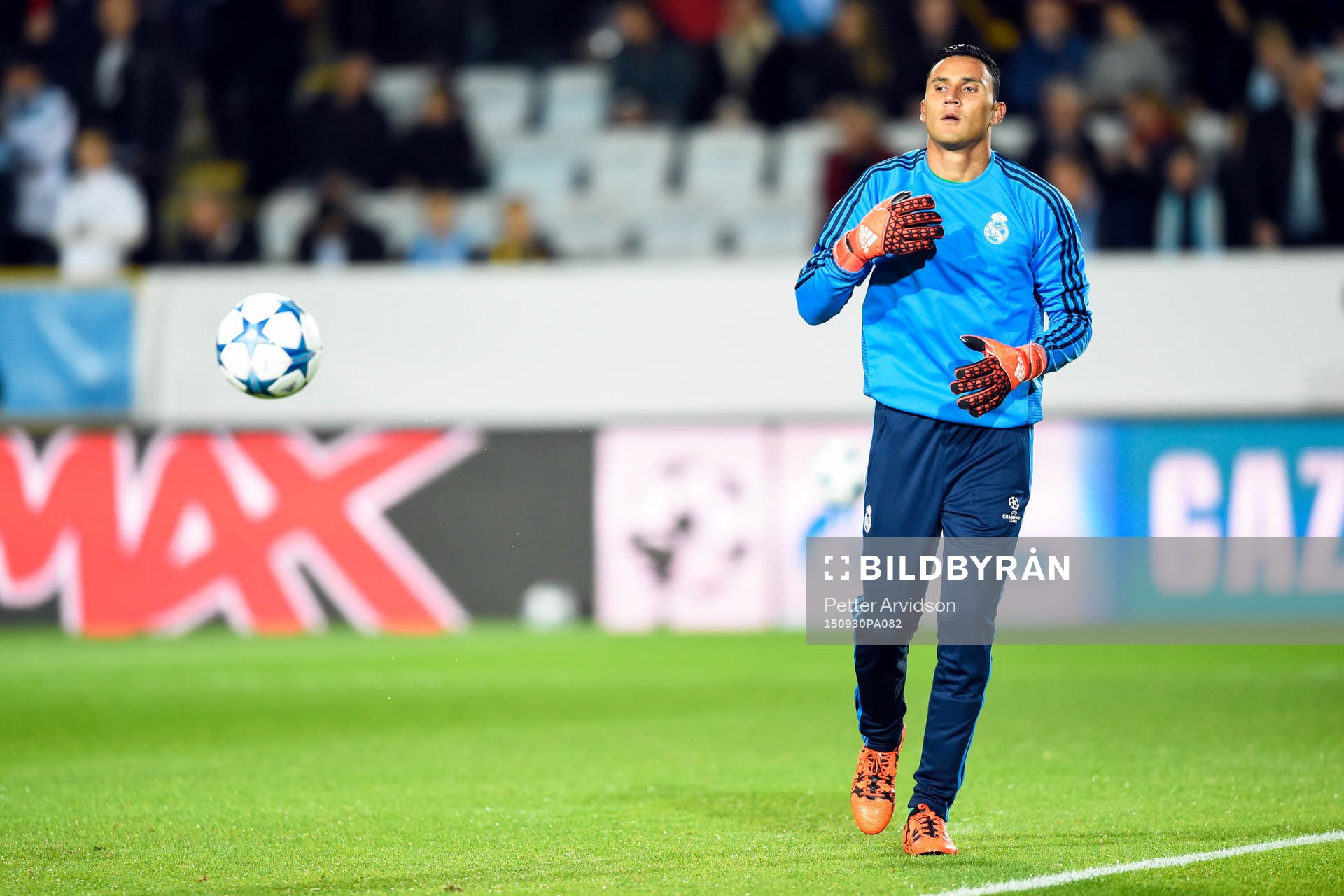 Real Madrids målvakt Keylor Navas värmer upp