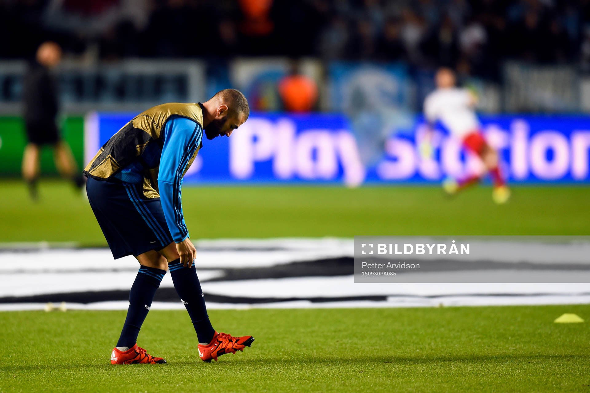 Real Madrids Karim Benzema värmer upp