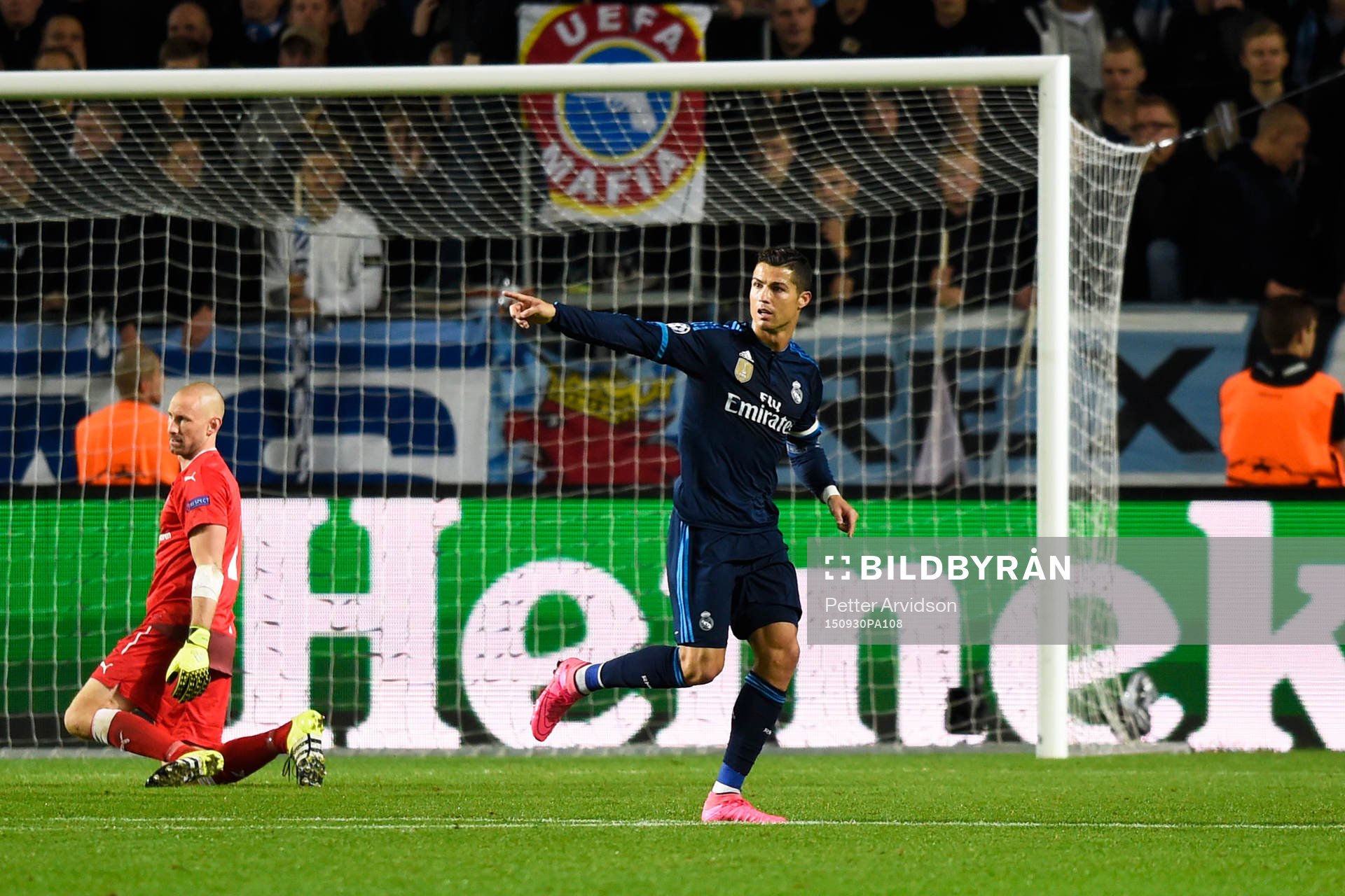 Real Madrids Cristiano Ronaldo jublar efter 0-1 bakom Malmö FFs målvakt Johan Wiland under fotbollsmatchen i Champions League mellan Malmö FF och Real Madrid den 30 september 2015 i Malmö.