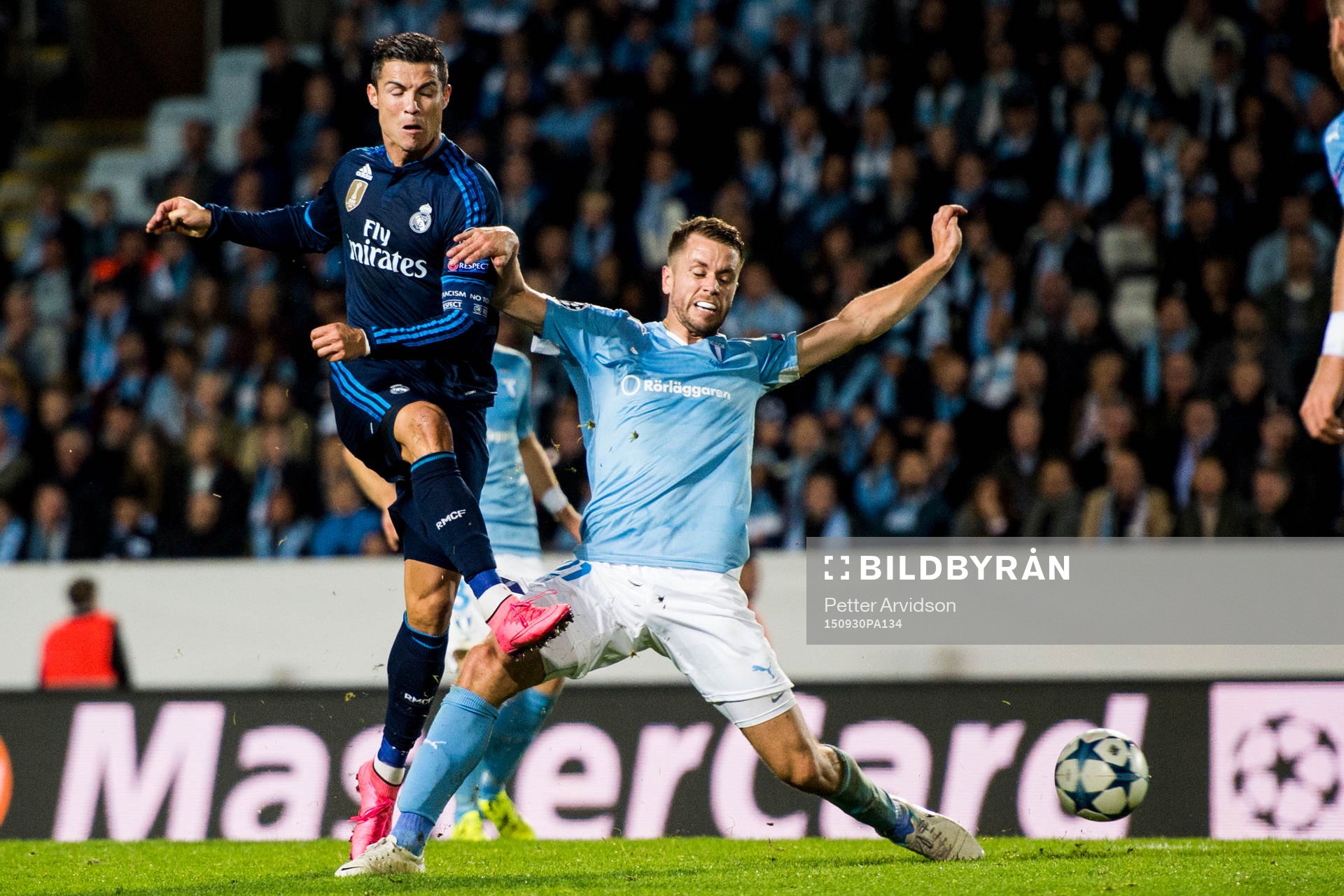 Real Madrids Cristiano Ronaldo och Malmö FFs Kari Arnarson