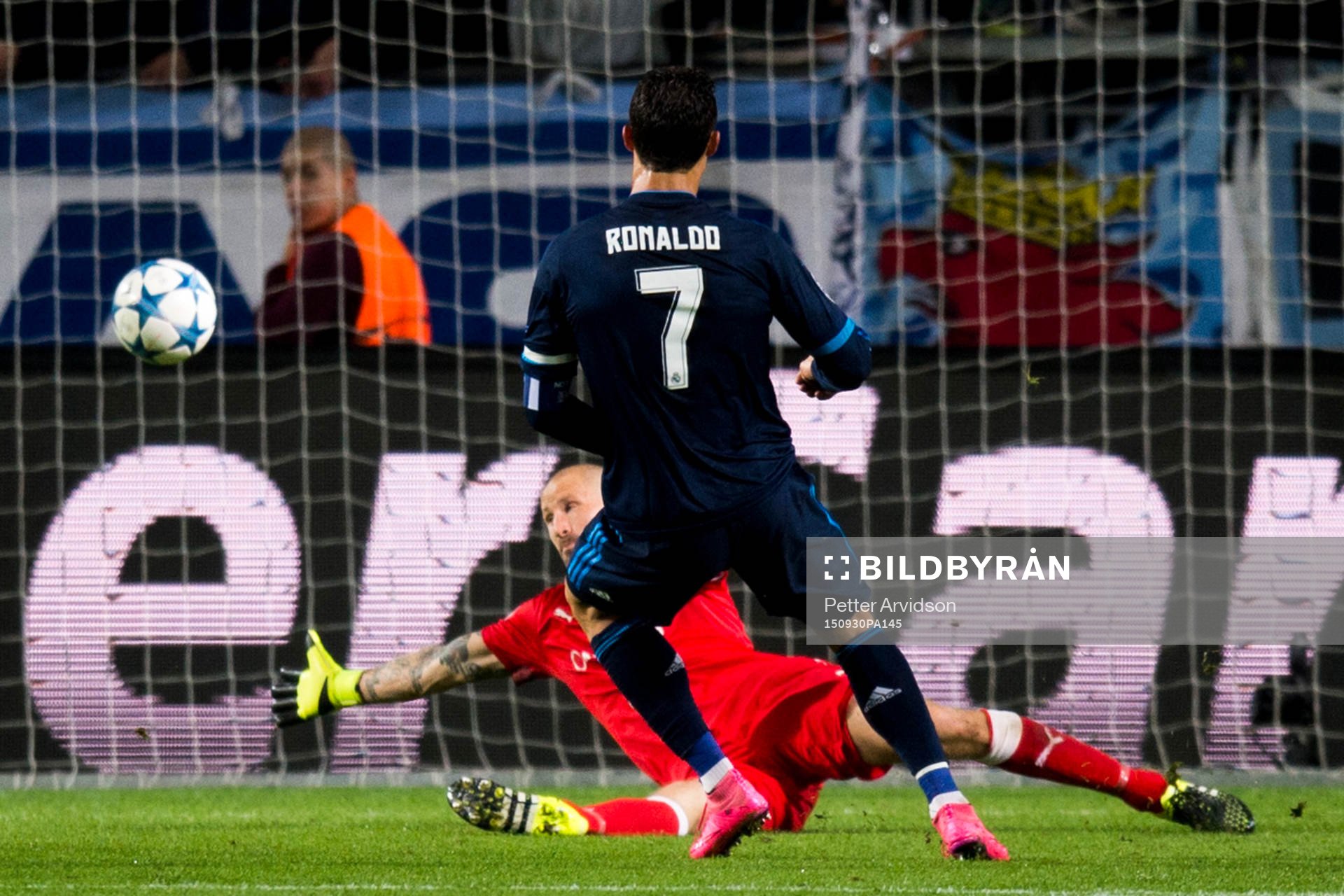 Real Madrids Cristiano Ronaldo gör 0-1 bakom Malmö FFs