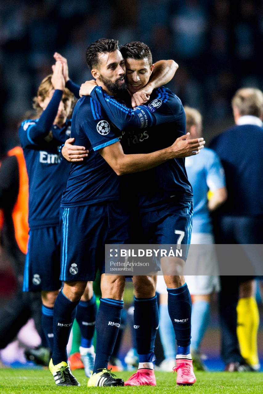 Real Madrids Alvaro Arbeloa och Cristiano Ronaldo kramas