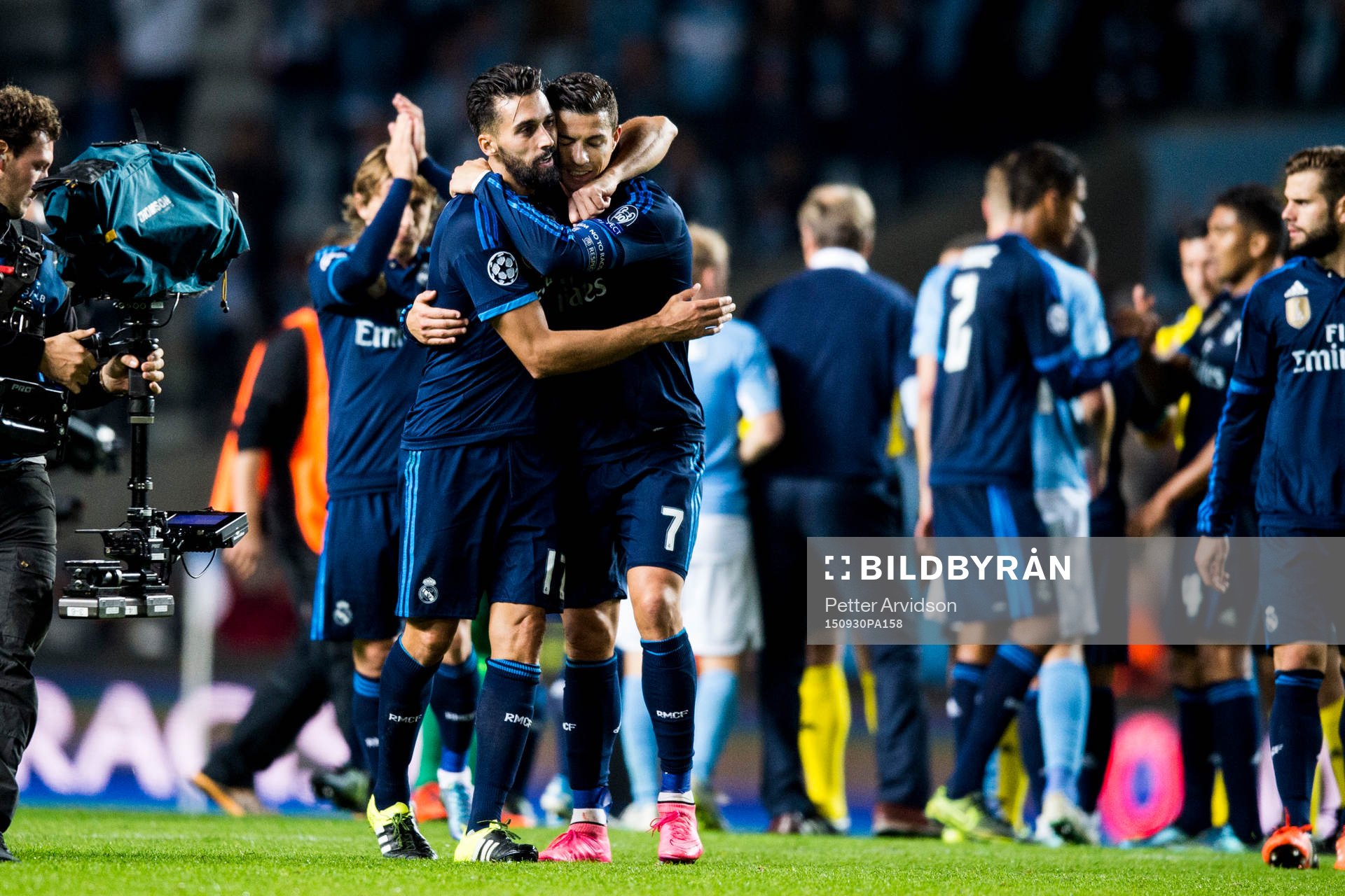 Real Madrids Alvaro Arbeloa och Cristiano Ronaldo kramas
