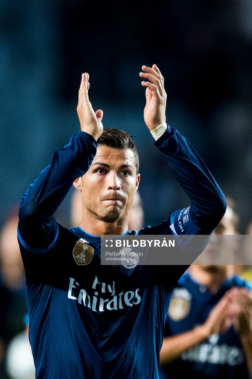Real Madrids Cristiano Ronaldo tackar publiken efter fotbollsmatchen i Champions League mellan Malmö FF och Real Madrid den 30 september 2015 i Malmö.